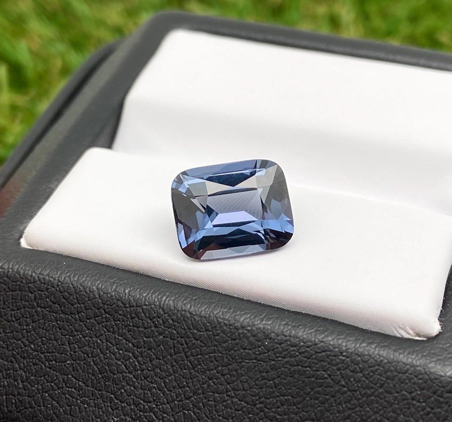 Gemma sciolta naturale di Spinello blu-violaceo 3,08 ct., alta qualità, Tanzania in vendita 1