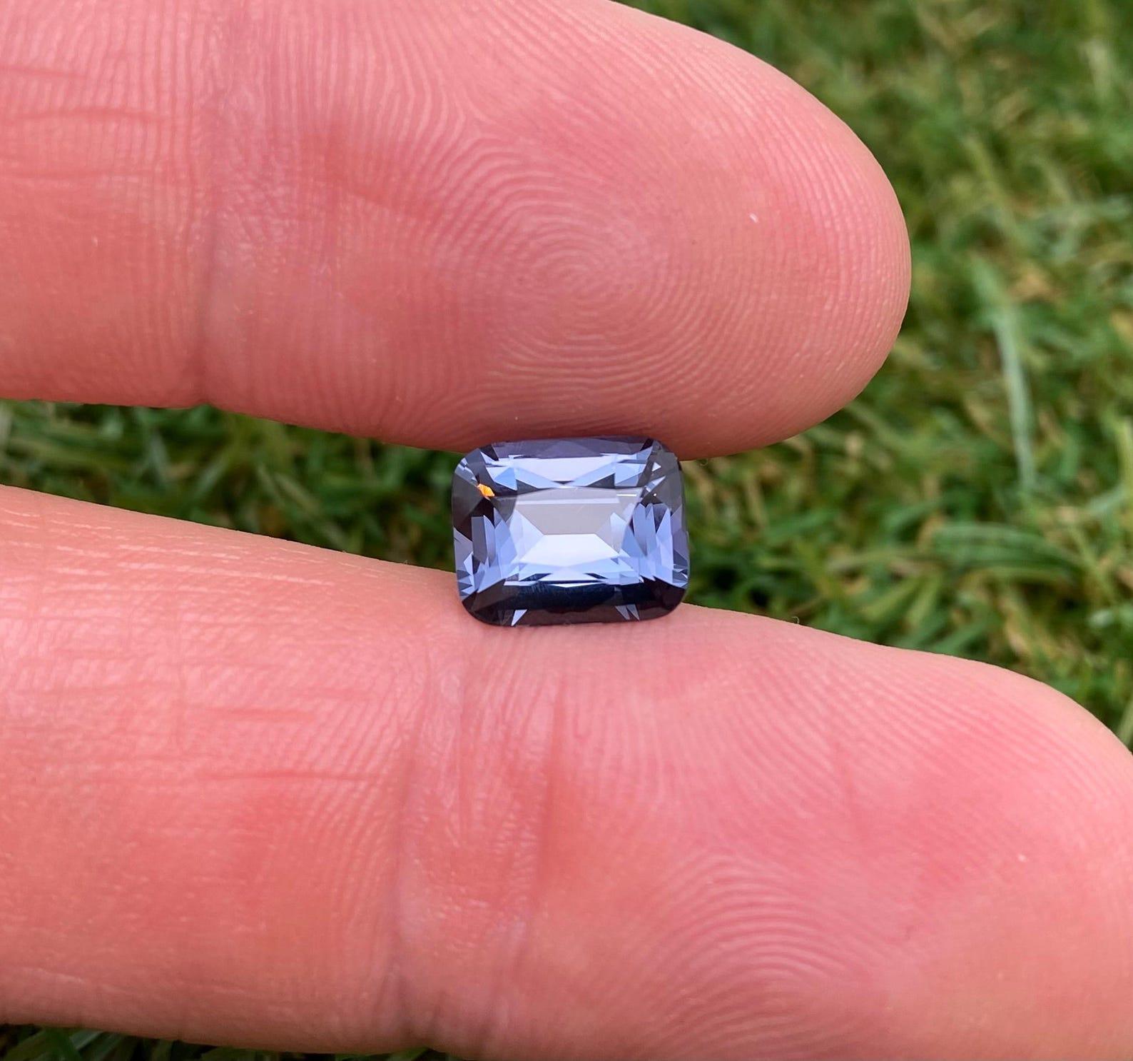 Gemma sciolta naturale di Spinello blu-violaceo 3,08 ct., alta qualità, Tanzania in vendita 2