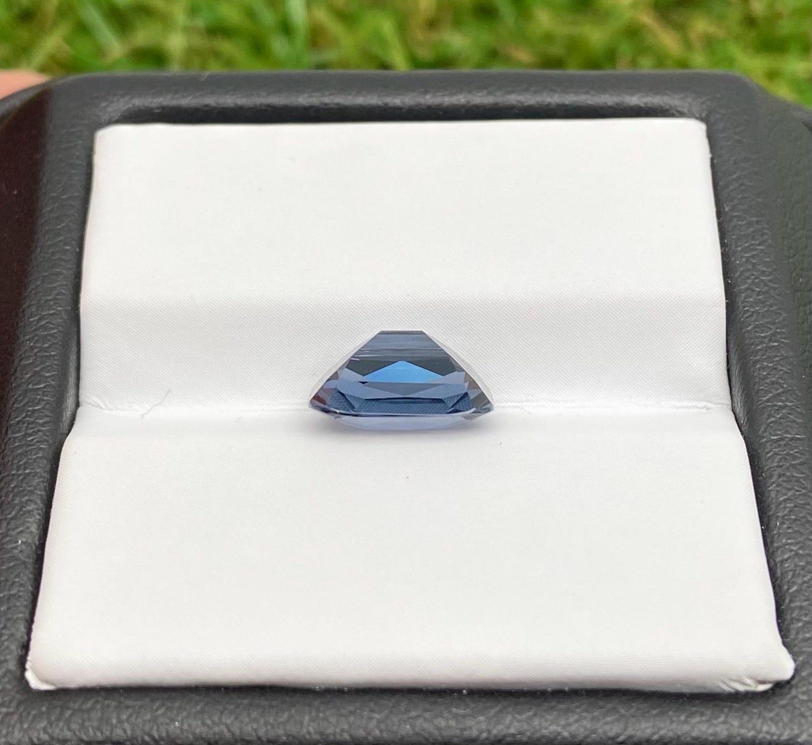 Gemma sciolta naturale di Spinello blu-violaceo 3,08 ct., alta qualità, Tanzania in vendita 3
