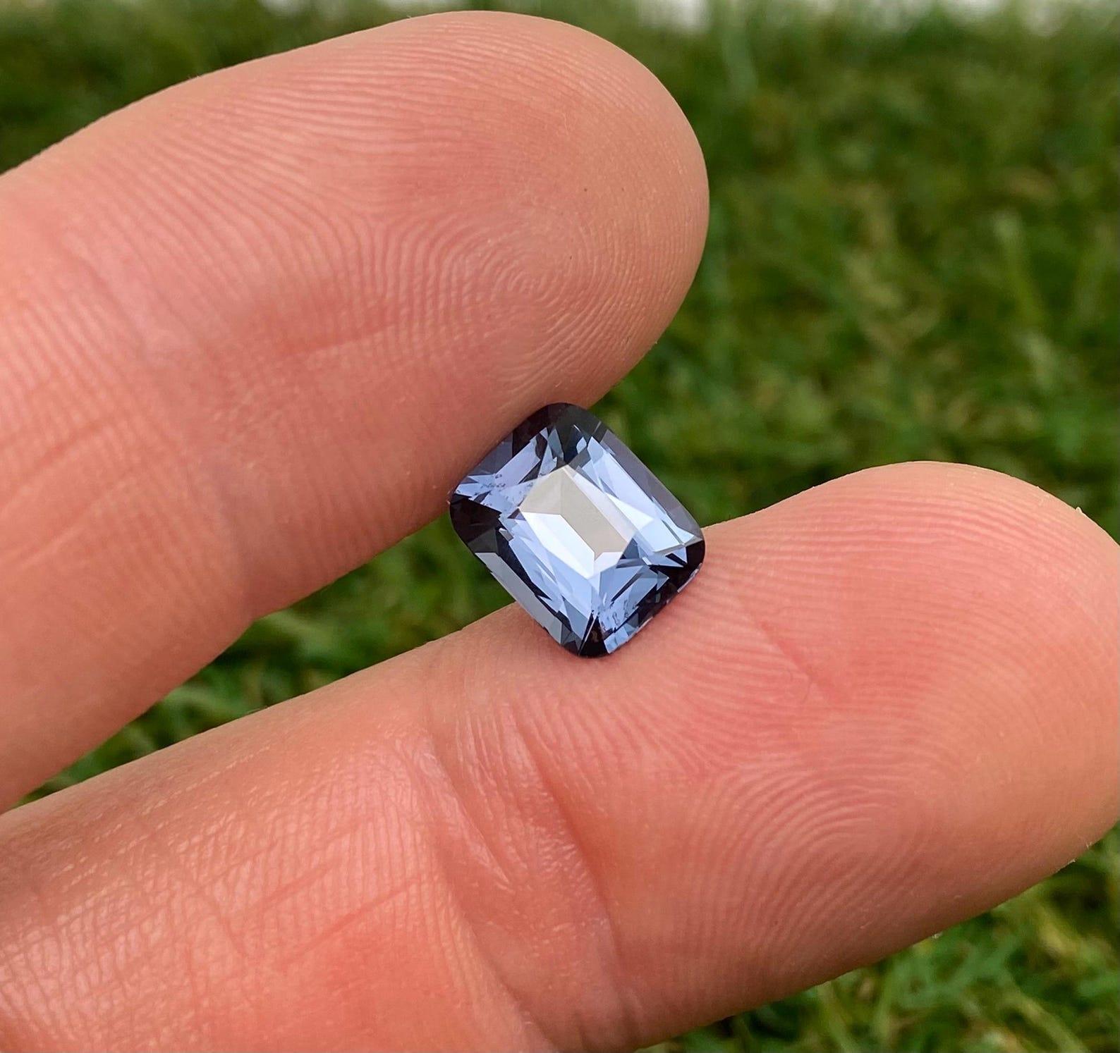 Gemma sciolta naturale di Spinello blu-violaceo 3,08 ct., alta qualità, Tanzania in vendita 4