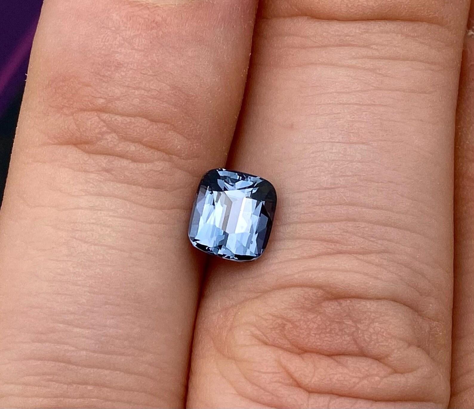 da uomo o donna Gemma sciolta Nature Violetish-Grey Spinel 2,25 ct, Alta qualità, Certificato in vendita