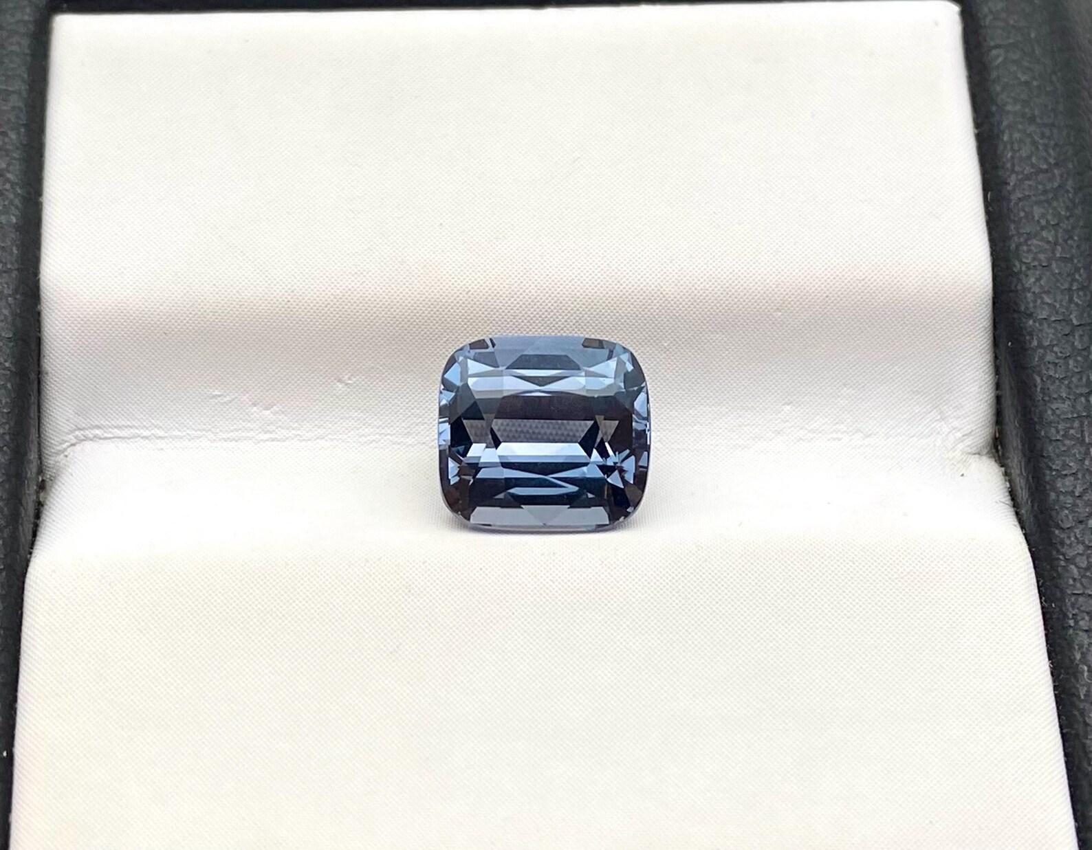 Gemma sciolta Nature Violetish-Grey Spinel 2,25 ct, Alta qualità, Certificato in vendita 1