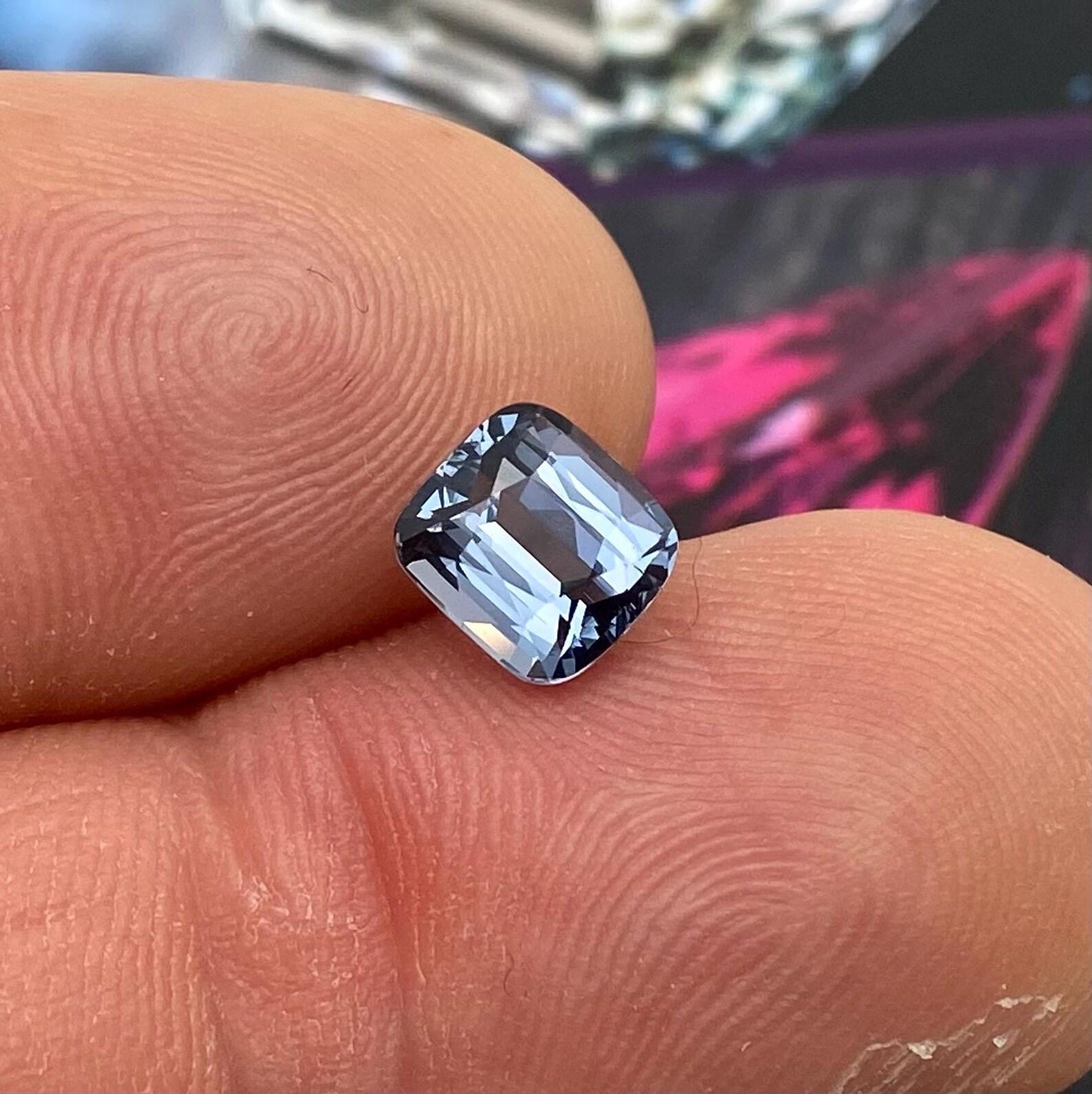 Gemma sciolta Nature Violetish-Grey Spinel 2,25 ct, Alta qualità, Certificato in vendita 3