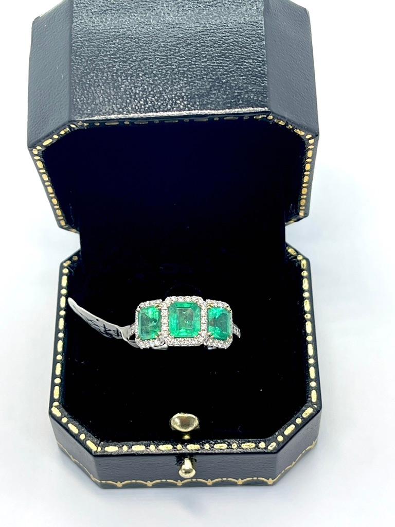 Natural Vivid 2 Carat Colombian Emerald Diamond Ring 18ct White Gold Valuation For Sale 4
