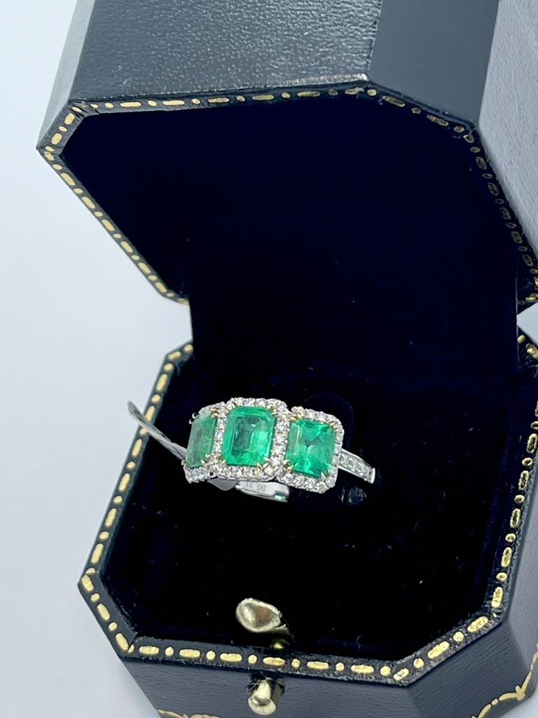Natural Vivid 2 Carat Colombian Emerald Diamond Ring 18ct White Gold Valuation For Sale 5