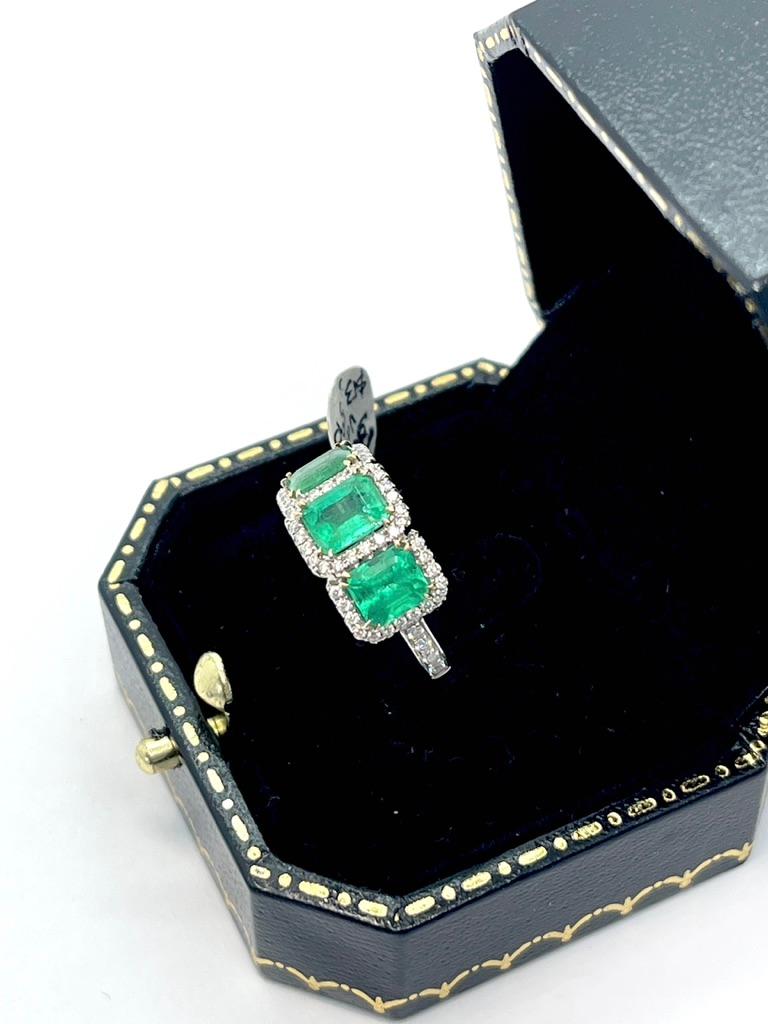 Modern Natural Vivid 2 Carat Colombian Emerald Diamond Ring 18ct White Gold Valuation For Sale