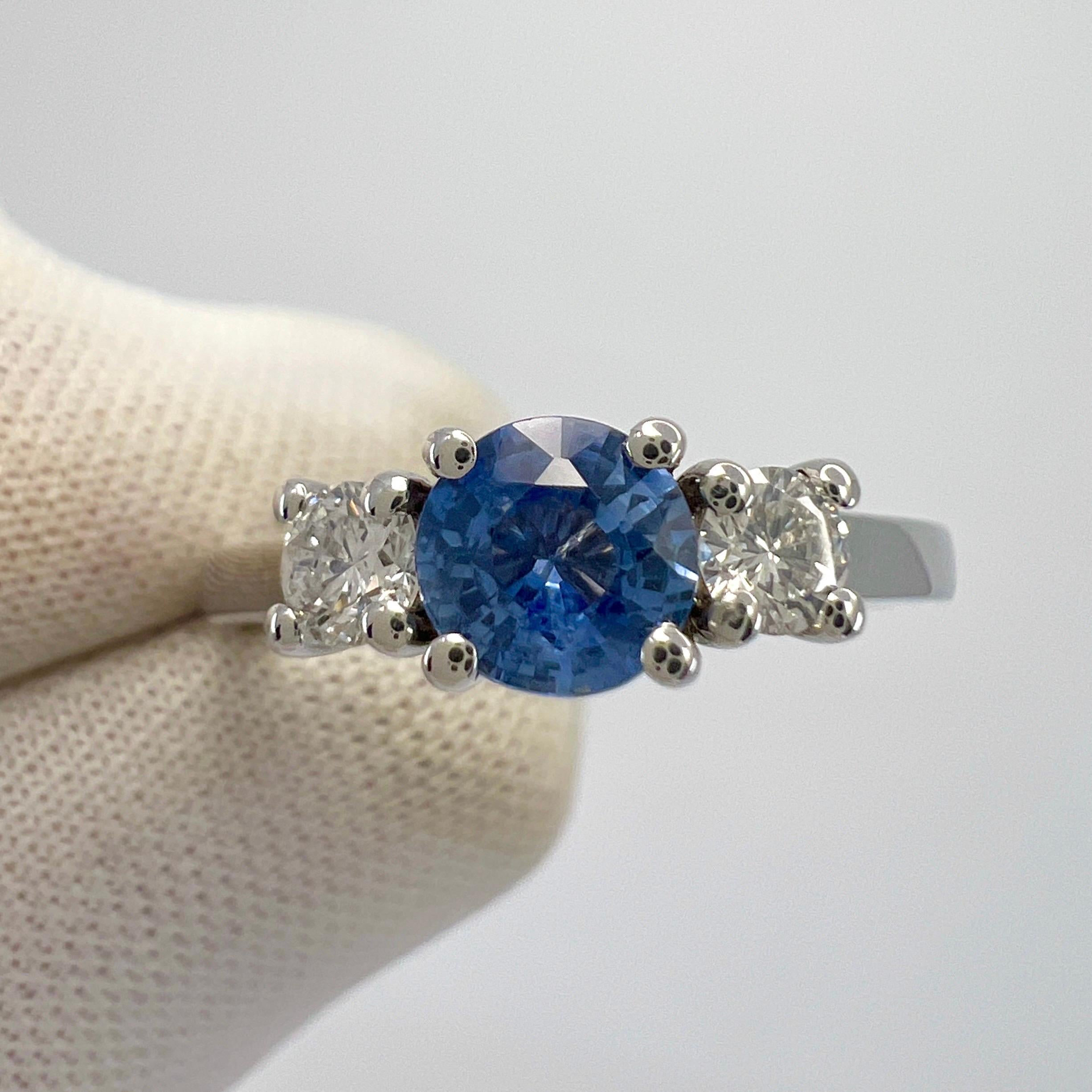 Natural Vivid Blue Round Ceylon Sapphire & Diamond White Gold Three Stone Ring In New Condition For Sale In Birmingham, GB