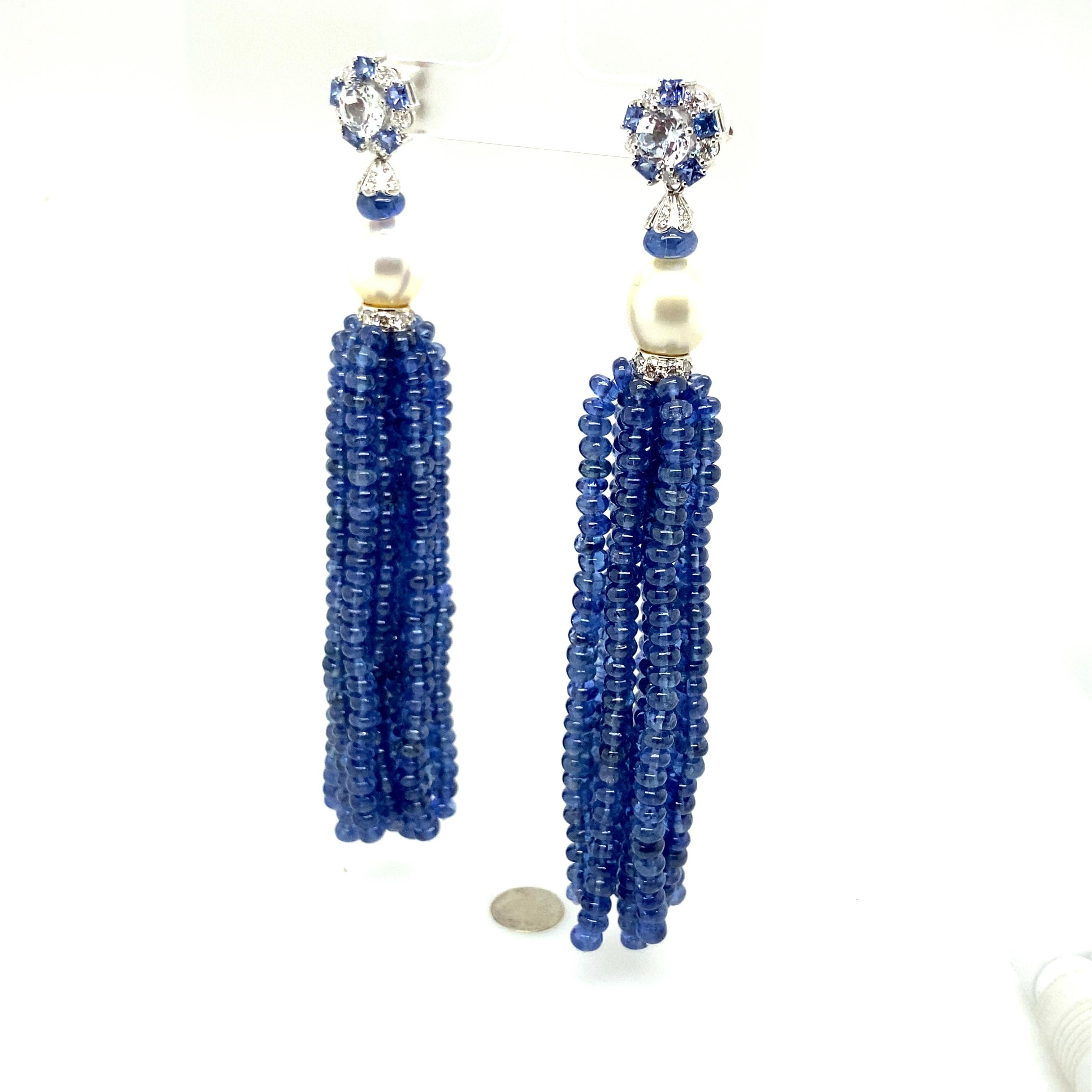 Natürliche lebhafte blaue Saphirperlen und Zuchtperlen Quasten-Diamant-Ohrringe:

Dieses wunderschöne Paar Ohrringe besteht aus natürlichen, lebhaften blauen Saphiren mit einem Gewicht von 228 Karat, die zu Quasten zusammengefügt sind, einem Paar