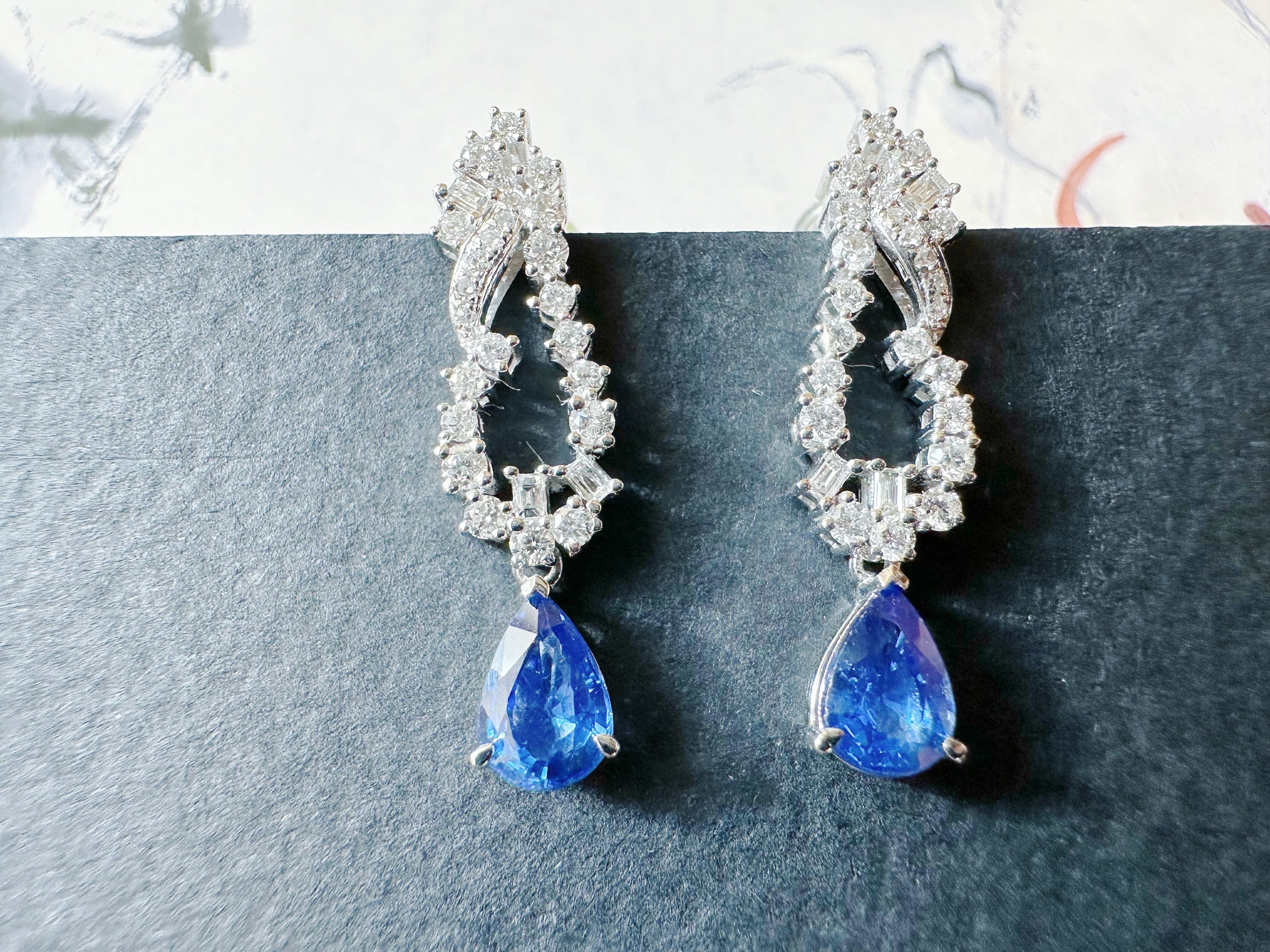 Natürliche Vivid Blue Sapphire Tropfenohrringe aus 18k Weißgold und Diamant (Art déco) im Angebot