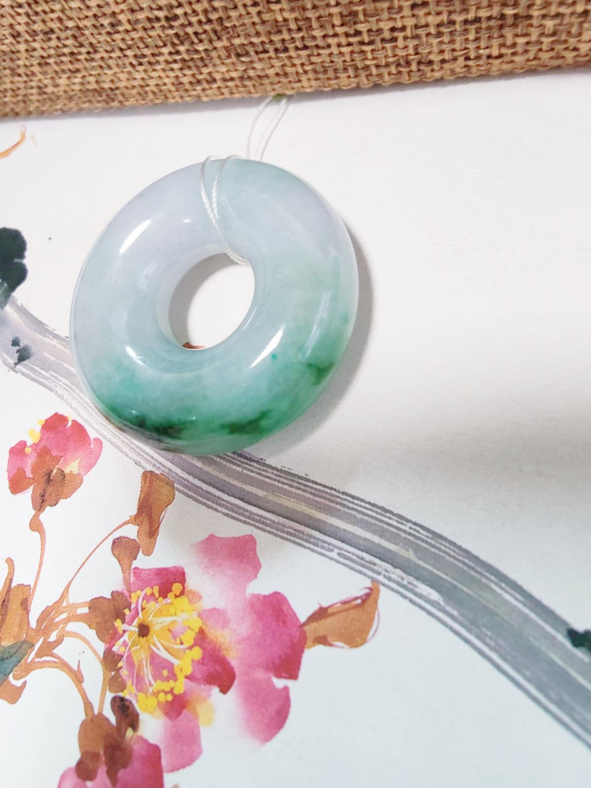 Giadeite a forma di ciambella, cerchio rotondo di giada, di colore verde intenso. in vendita 3