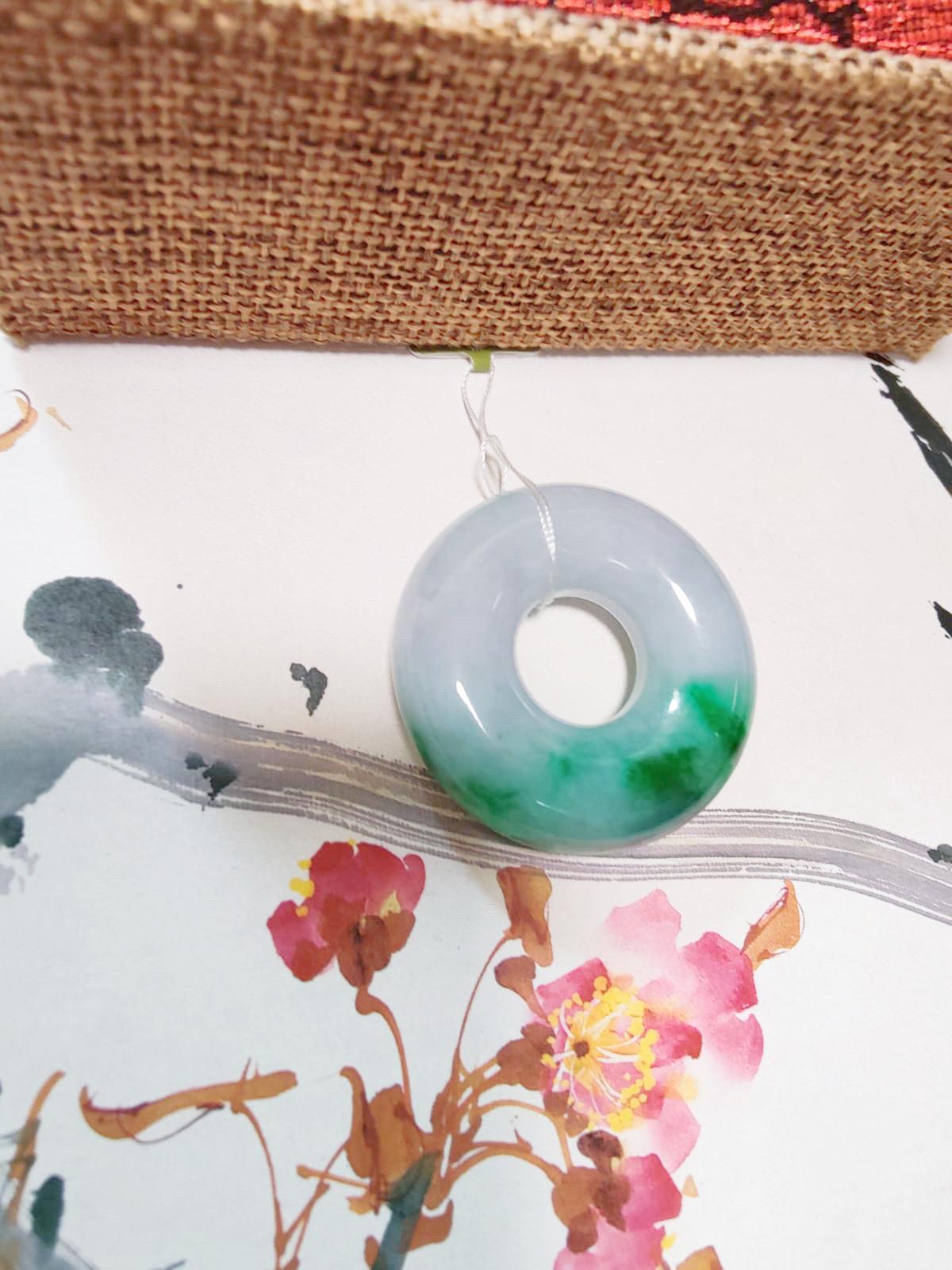 Giadeite a forma di ciambella, cerchio rotondo di giada, di colore verde intenso. in vendita 4