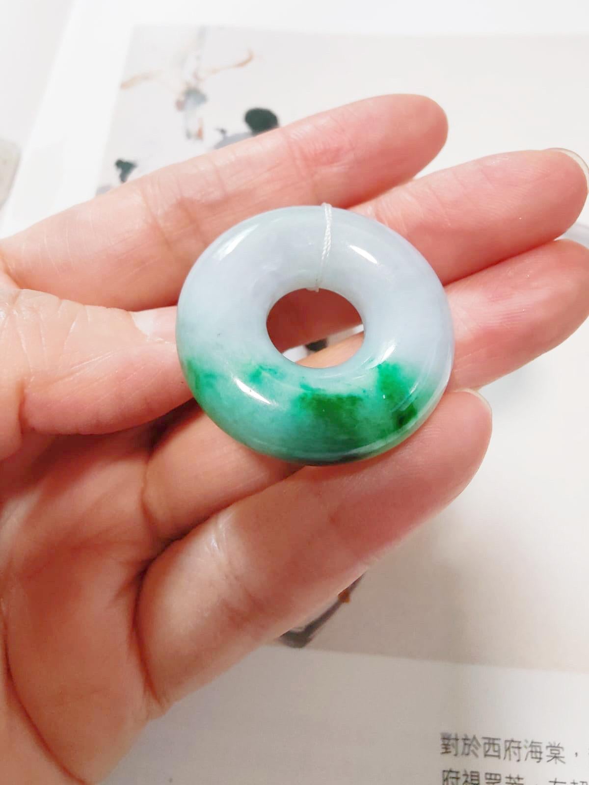 Giadeite a forma di ciambella, cerchio rotondo di giada, di colore verde intenso. in vendita 5