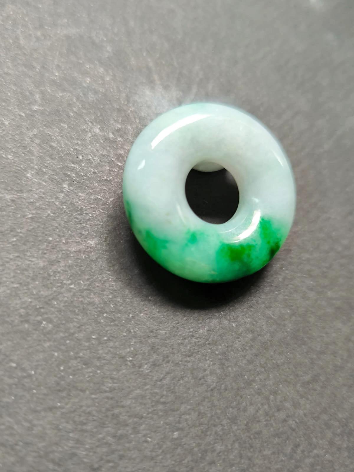 Arts and Crafts Giadeite a forma di ciambella, cerchio rotondo di giada, di colore verde intenso. in vendita