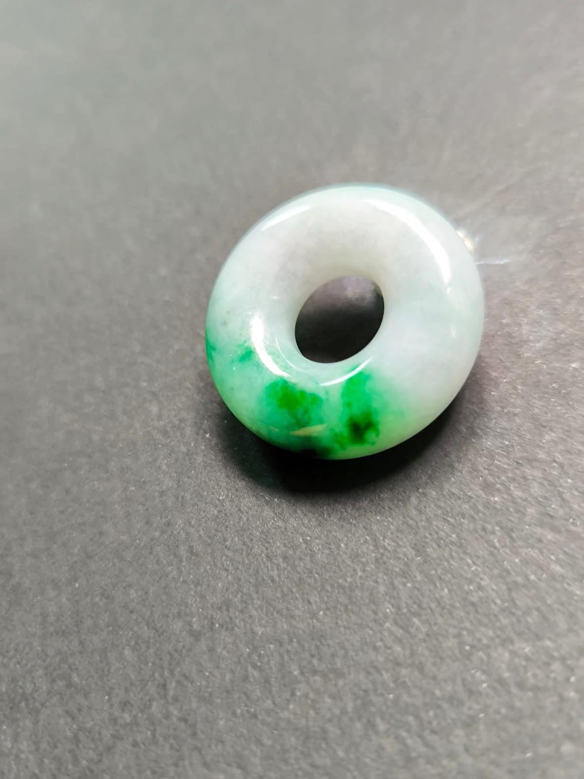 Taglio rotondo Giadeite a forma di ciambella, cerchio rotondo di giada, di colore verde intenso. in vendita