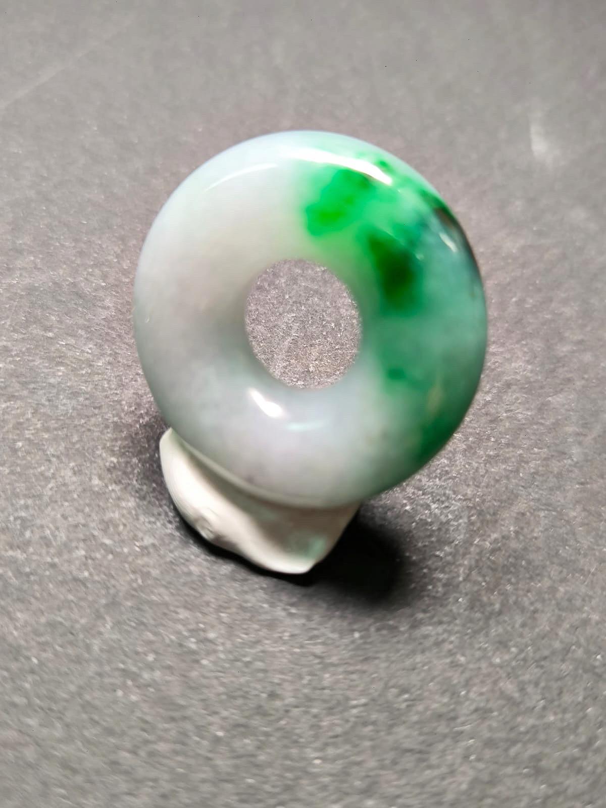 Giadeite a forma di ciambella, cerchio rotondo di giada, di colore verde intenso. In condizioni Nuovo in vendita a Kowloon, HK