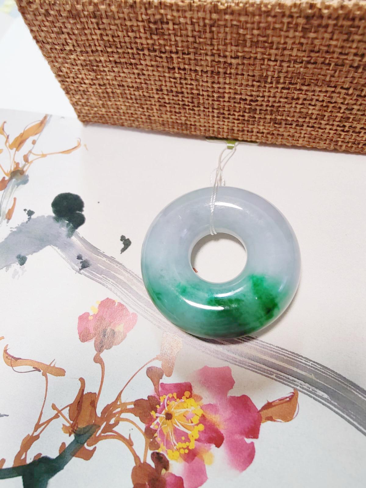 Giadeite a forma di ciambella, cerchio rotondo di giada, di colore verde intenso. in vendita 1