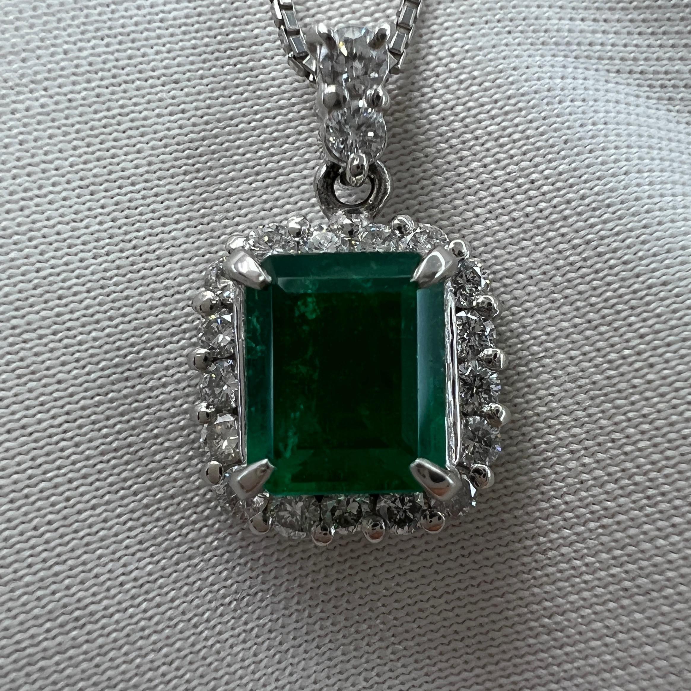 Natürlicher Vivid Green Kolumbianischer Smaragd Diamant Platin Cluster Anhänger Halskette (Smaragdschliff)