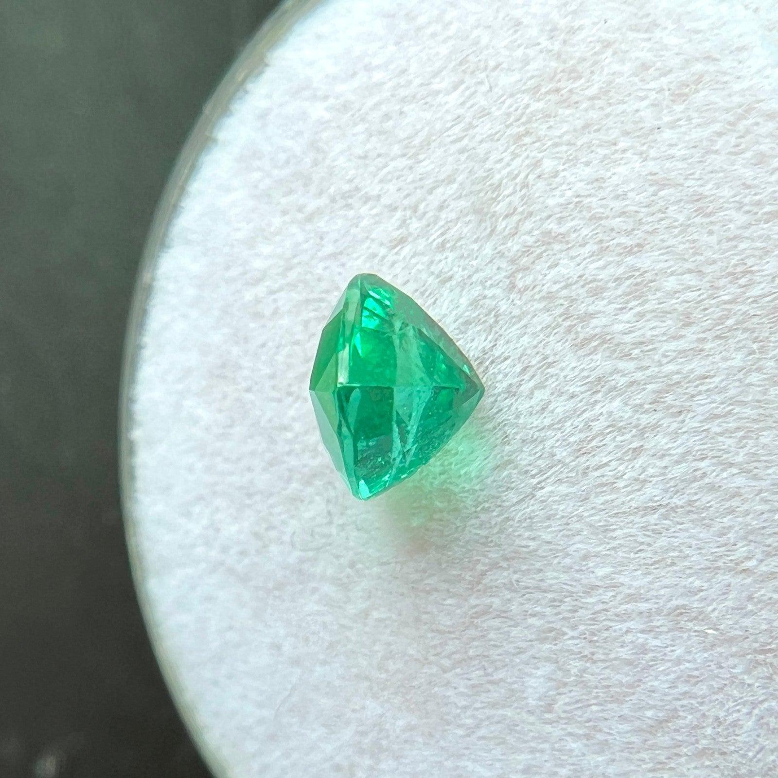 Emeraude naturelle vert vif 0.87ct Pear Teardrop Cut 6.1 x 6.2x6.1mm Gemme en vente 1