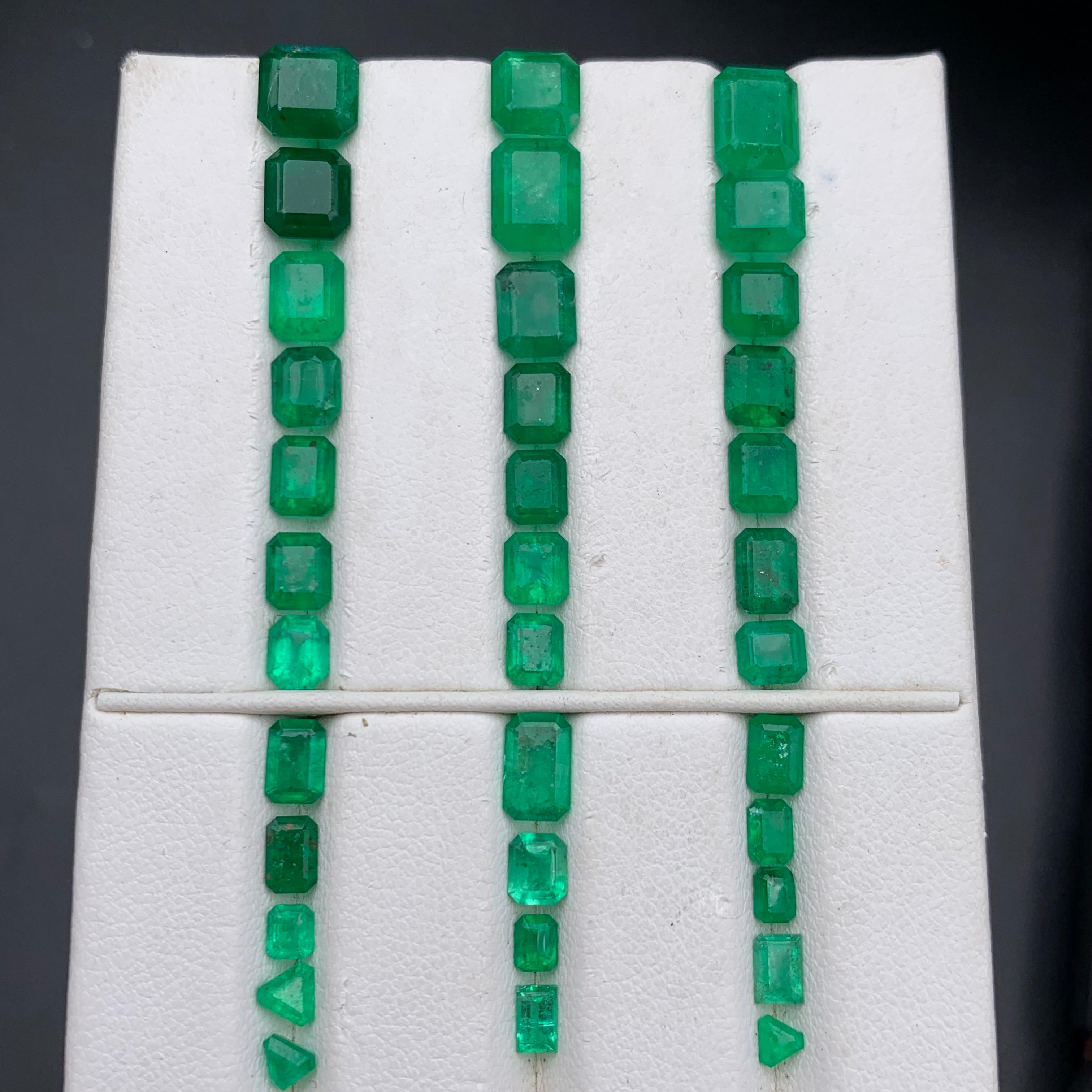 Smeraldo verde vivo naturale da 20,43 carati Gemme sciolte Lotto di dimensioni per gioielli dallo Swat in vendita 4