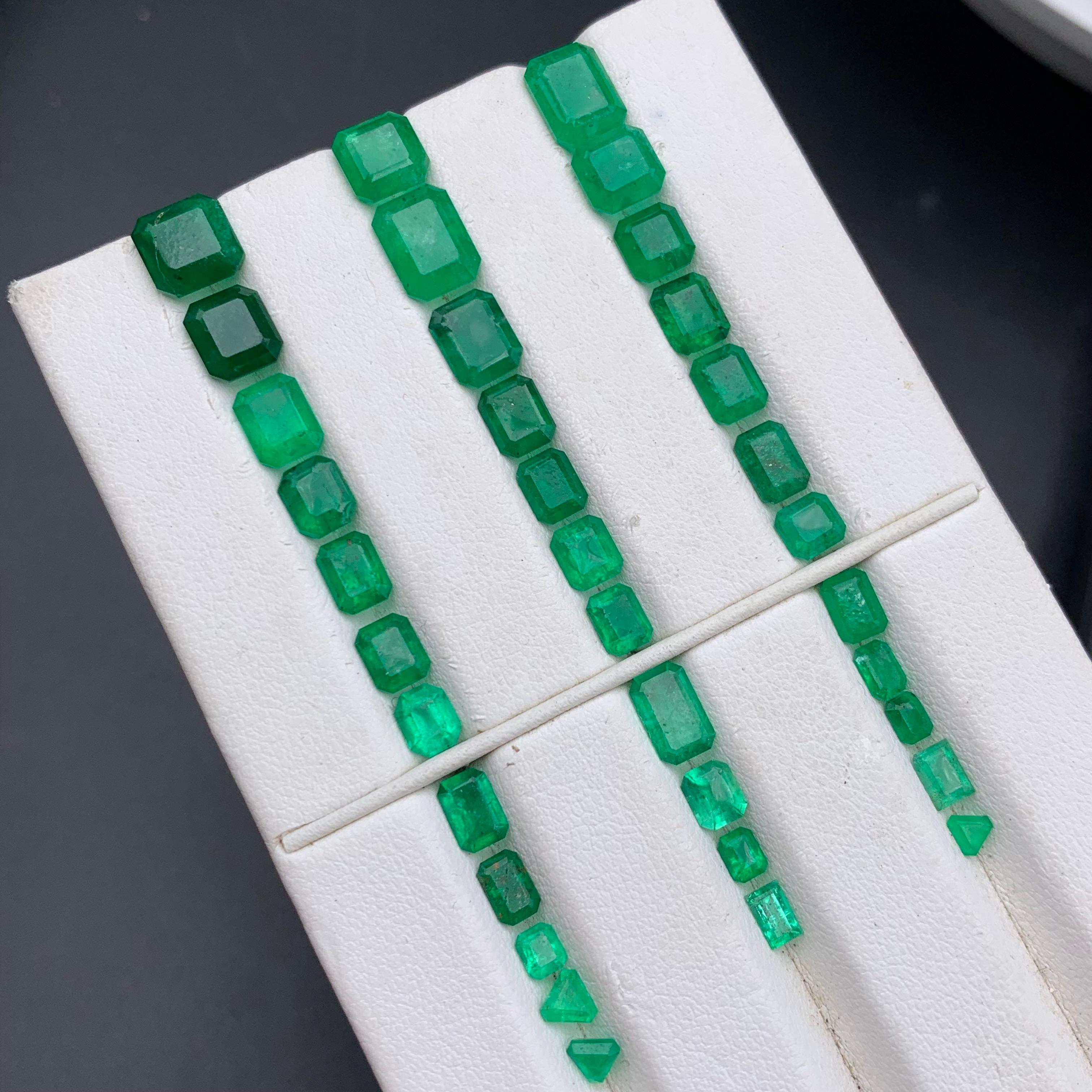 Smeraldo verde vivo naturale da 20,43 carati Gemme sciolte Lotto di dimensioni per gioielli dallo Swat in vendita 5