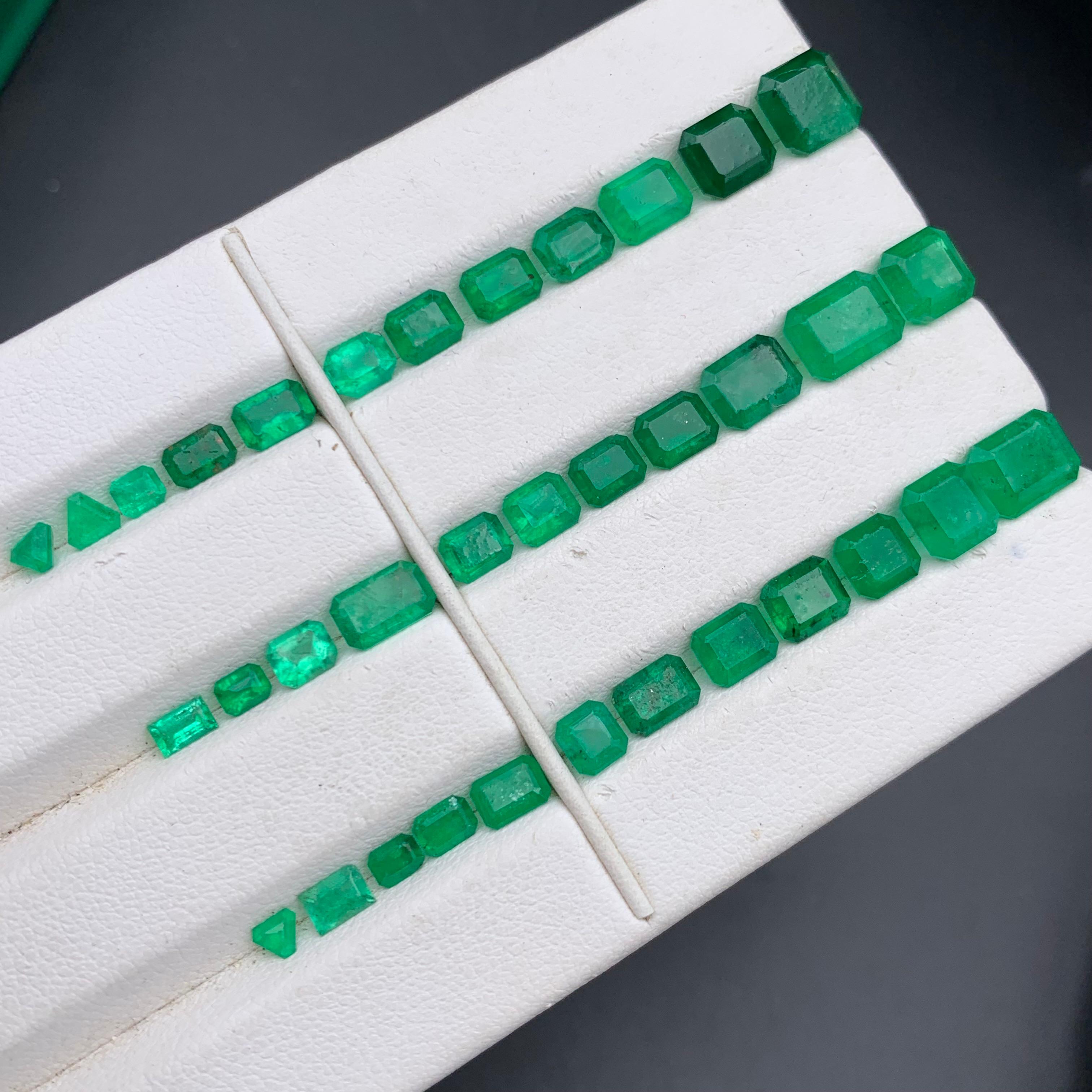 Smeraldo verde vivo naturale da 20,43 carati Gemme sciolte Lotto di dimensioni per gioielli dallo Swat in vendita 7