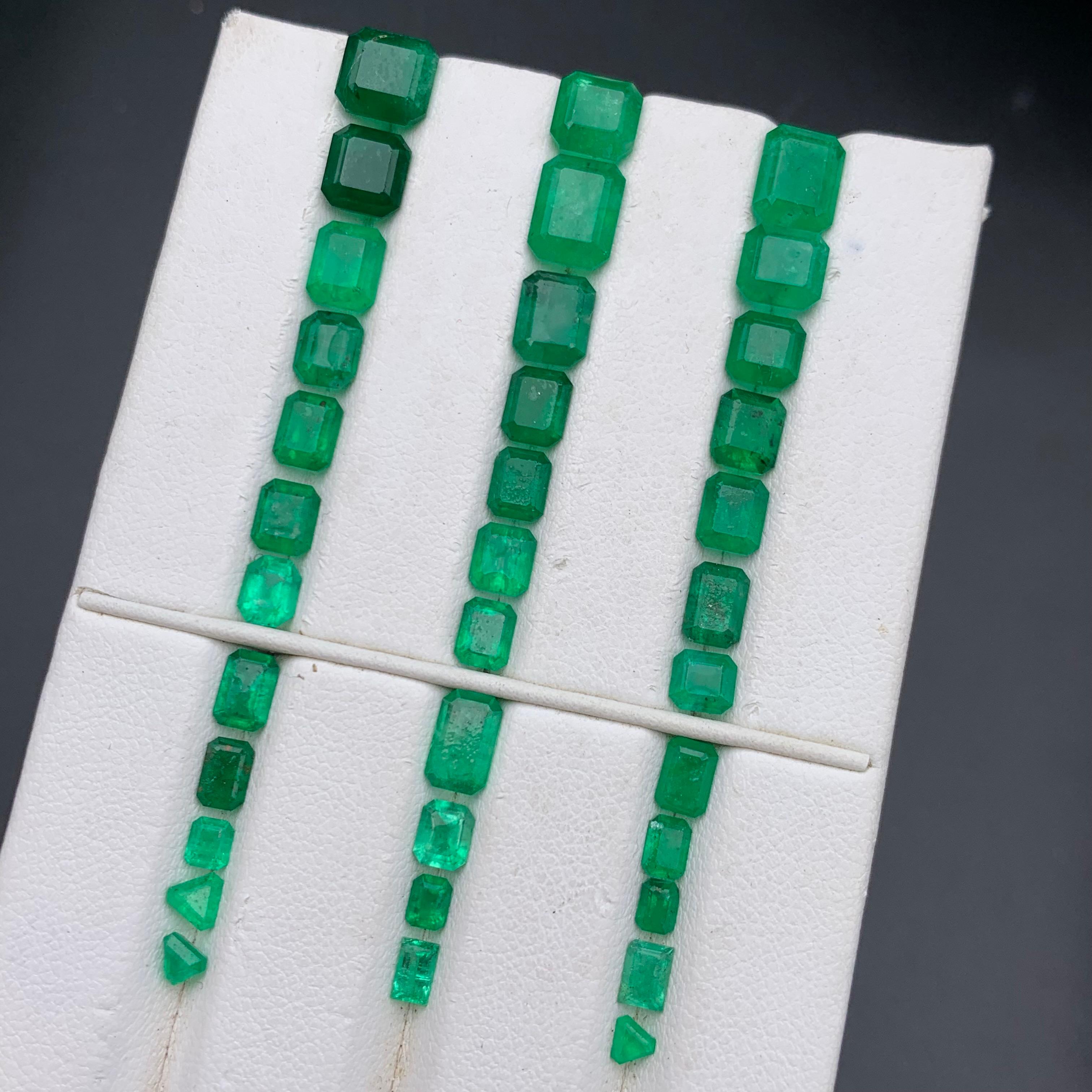 Gemme sfuse di dimensioni naturali di smeraldo verde intenso per anelli, orecchini, ciondoli per collane, bracciali o qualsiasi altro gioiello Taglio di smeraldo da Swat Pakistan!!!

💎 TIPO DI GEMMA: Smeraldo
⚖️ PESO: 20,43 Carati
🪚 FORMA E