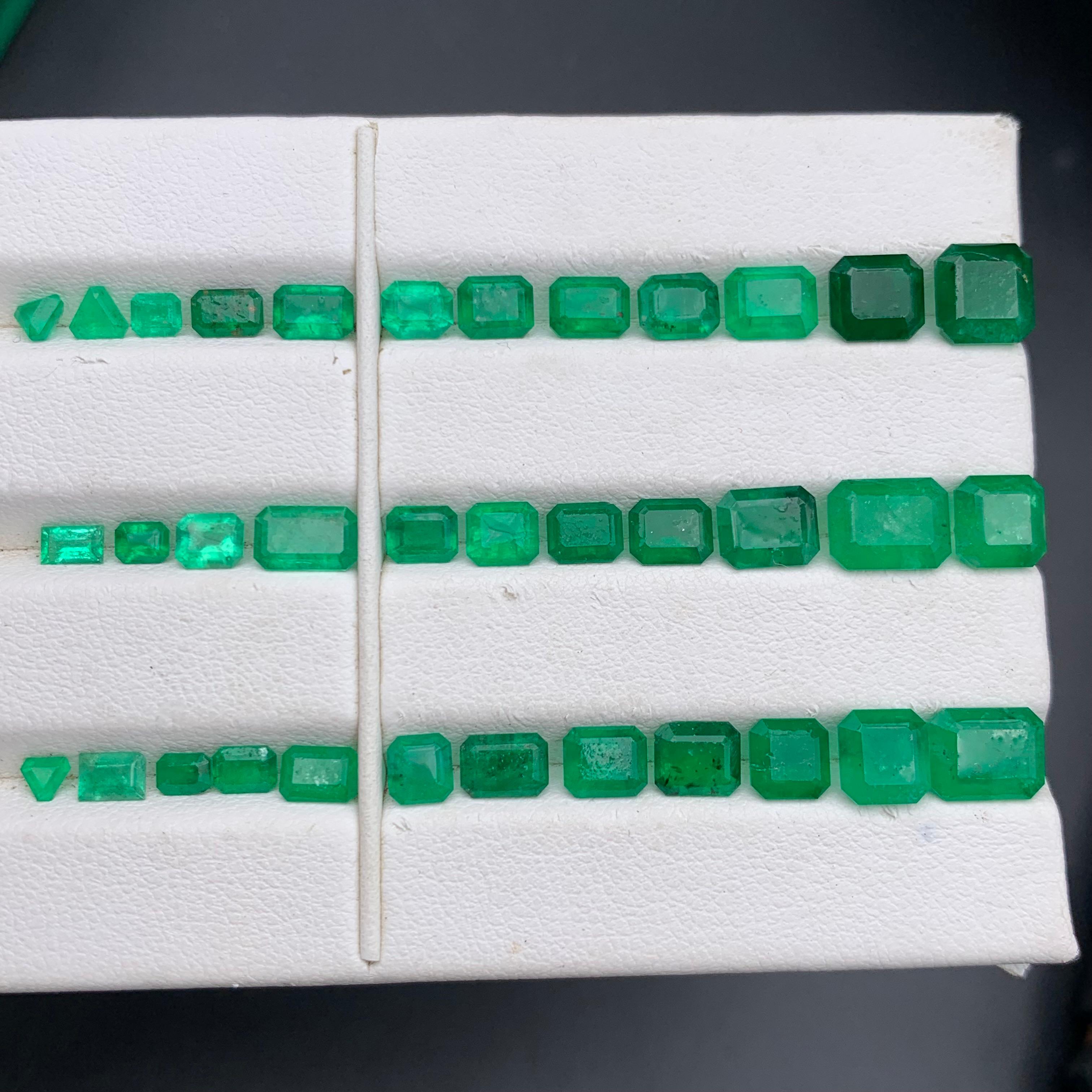 Contemporaneo Smeraldo verde vivo naturale da 20,43 carati Gemme sciolte Lotto di dimensioni per gioielli dallo Swat in vendita