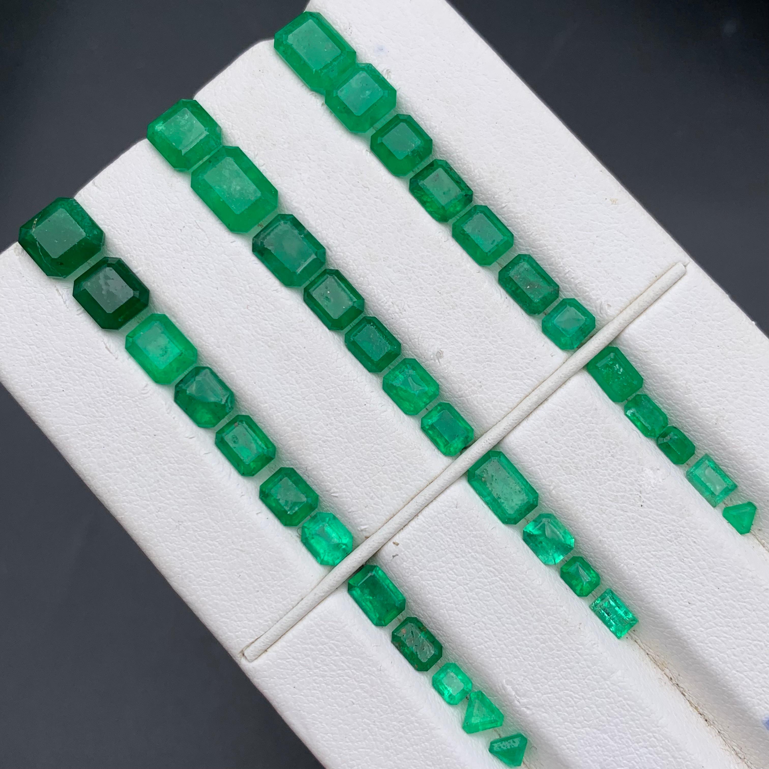 Taglio smeraldo Smeraldo verde vivo naturale da 20,43 carati Gemme sciolte Lotto di dimensioni per gioielli dallo Swat in vendita