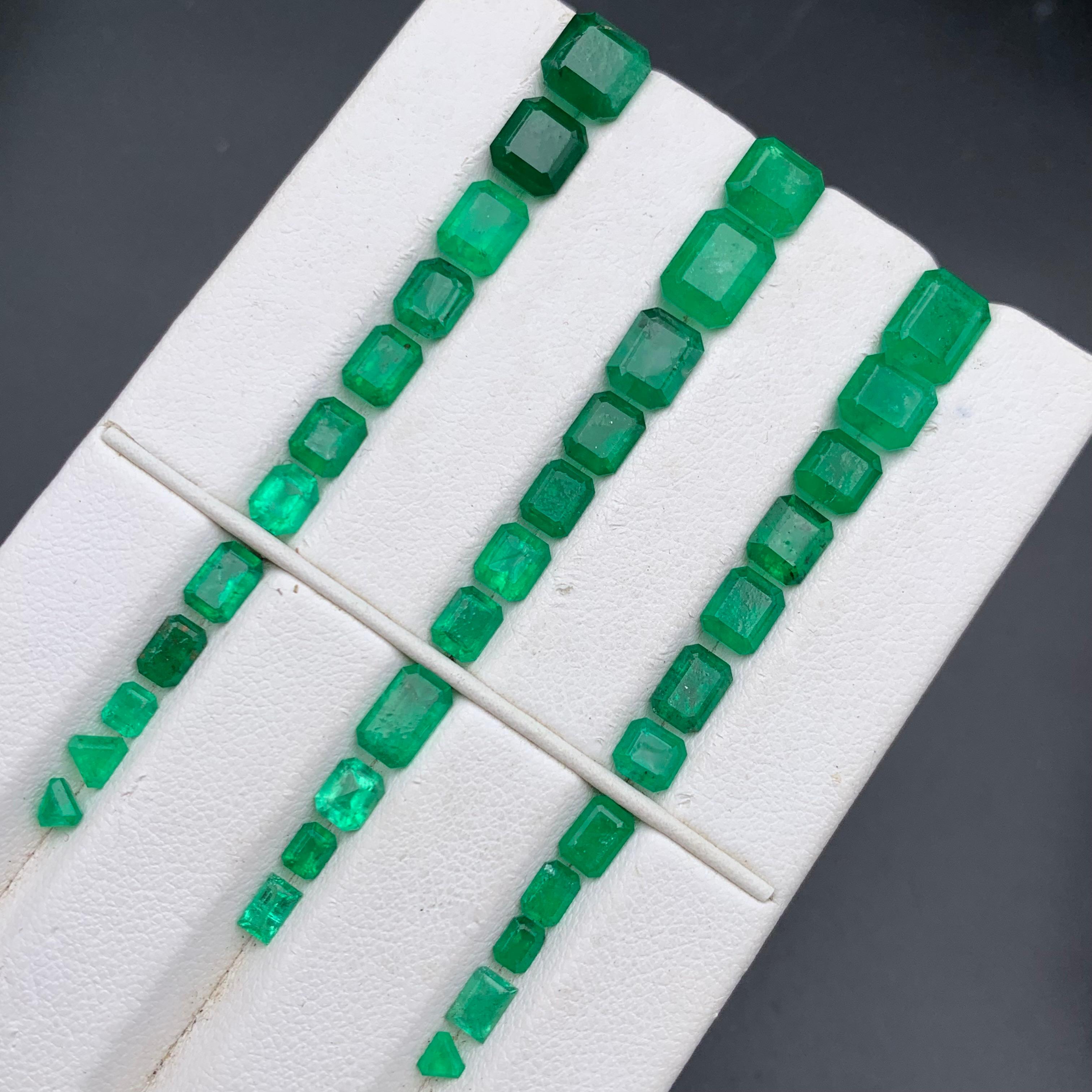 Smeraldo verde vivo naturale da 20,43 carati Gemme sciolte Lotto di dimensioni per gioielli dallo Swat in vendita 1