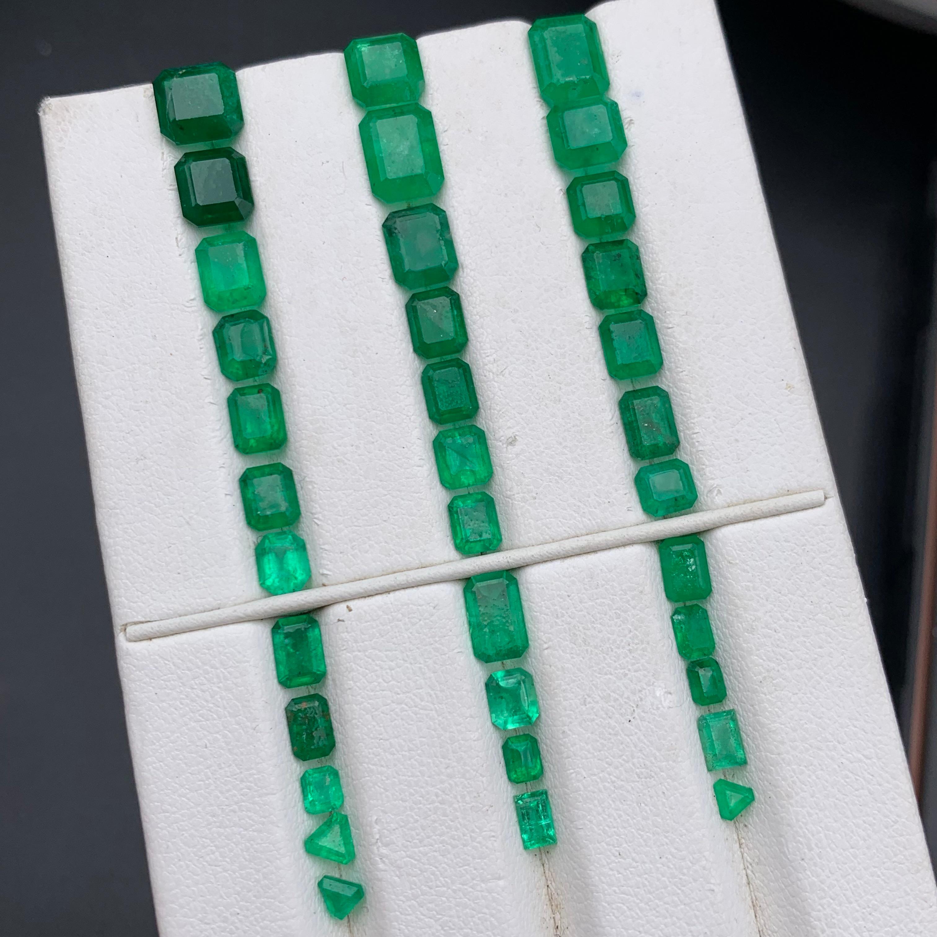 Smeraldo verde vivo naturale da 20,43 carati Gemme sciolte Lotto di dimensioni per gioielli dallo Swat in vendita 2