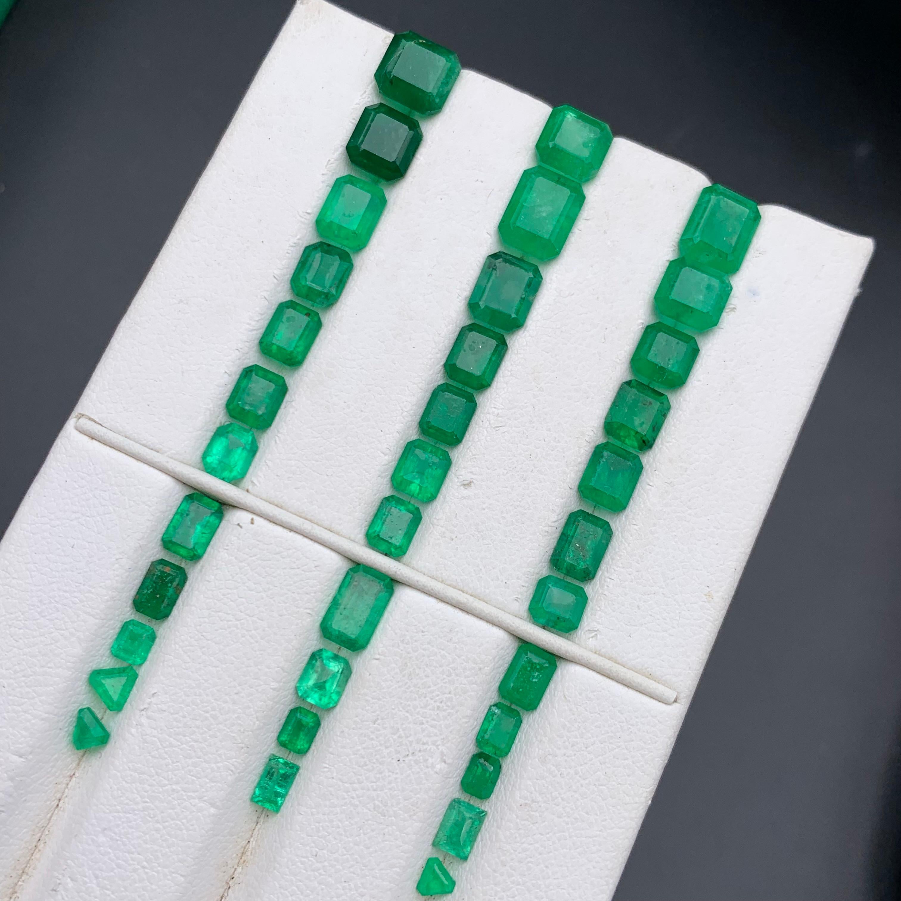 Smeraldo verde vivo naturale da 20,43 carati Gemme sciolte Lotto di dimensioni per gioielli dallo Swat in vendita 3