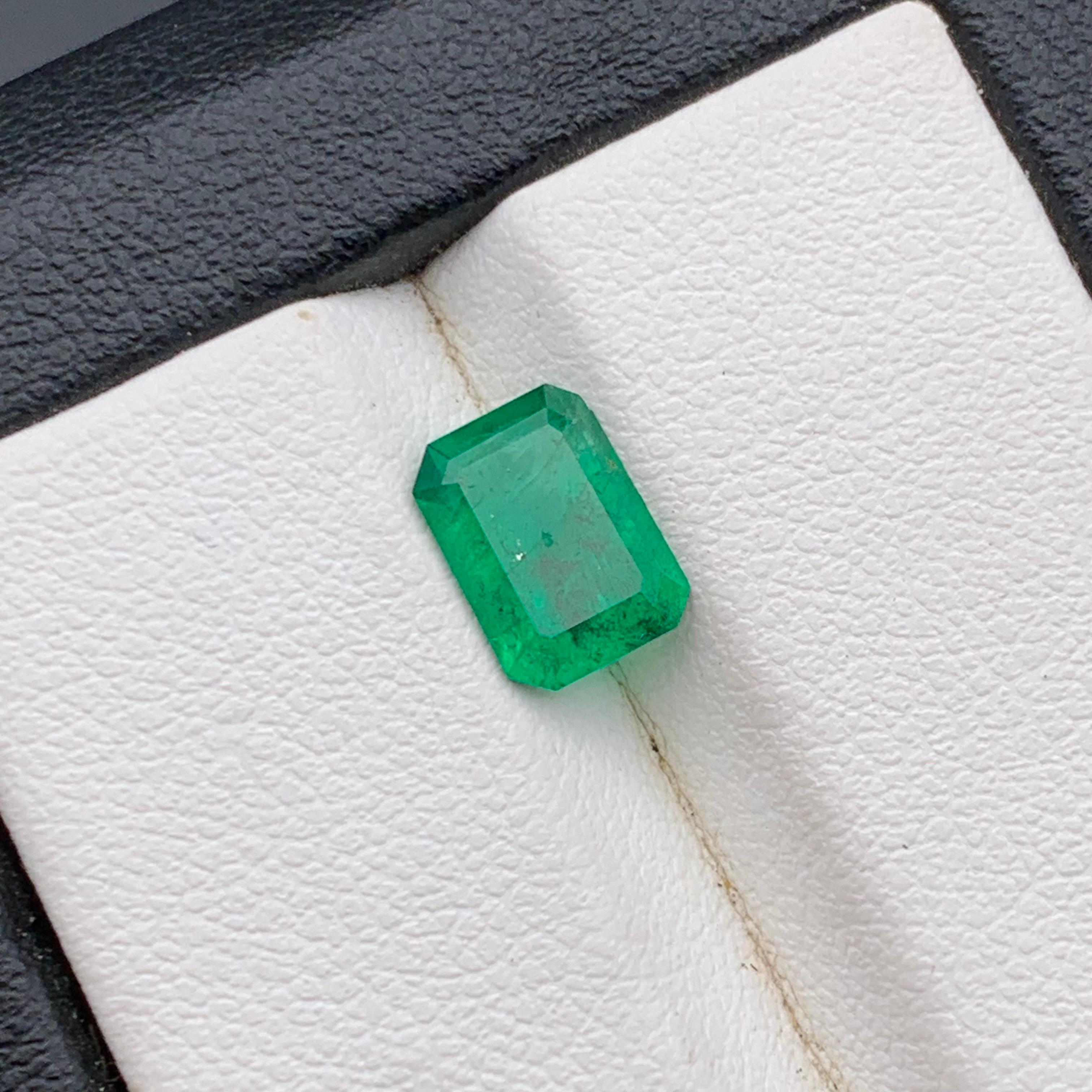 Contemporaneo Natural Vivid Green Emerald Loose Gemstone 1.43 Ct Emerald Cut-for Ring Jewelry in vendita