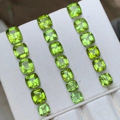 Natürlicher lebendiger grüner Peridot 22.73 Ct Cushion Cut Lose Edelsteine Lot für Schmuck