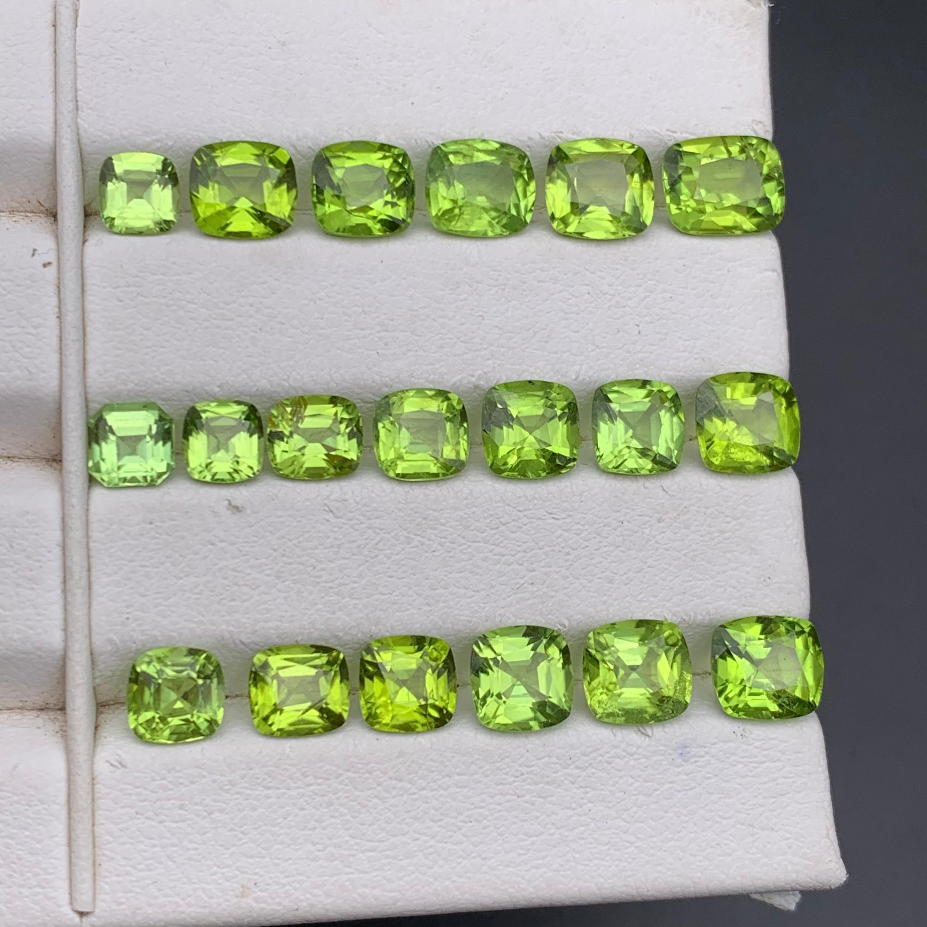 Natürlicher lebendiger grüner Peridot 22.73 Ct Cushion Cut Lose Edelsteine Lot für Schmuck für Damen oder Herren im Angebot