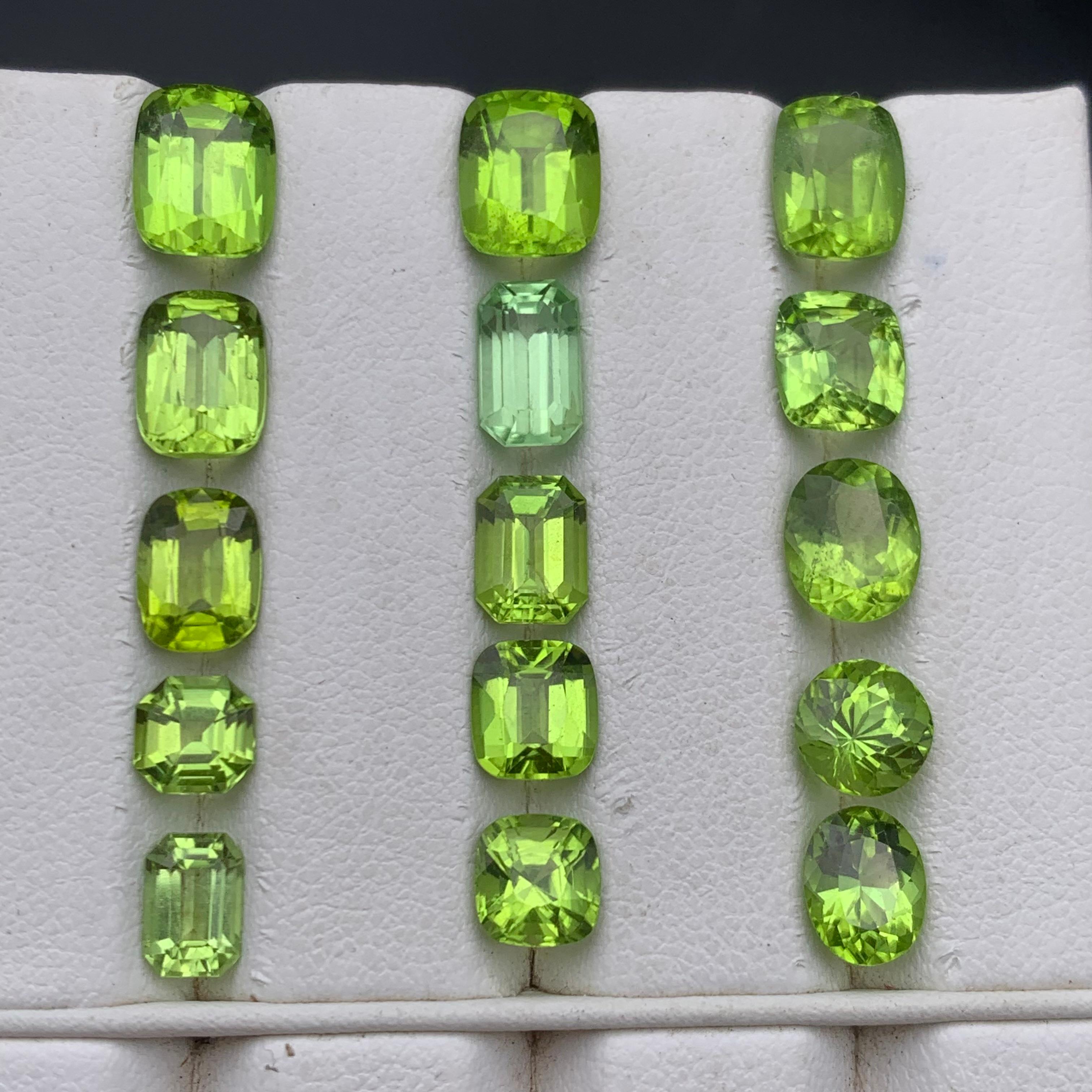 Natürlicher lebendiger grüner Peridot 23.53 Ct Cushion Cut Lose Edelsteine Lot für Schmuck im Zustand „Neu“ im Angebot in Peshawar, PK