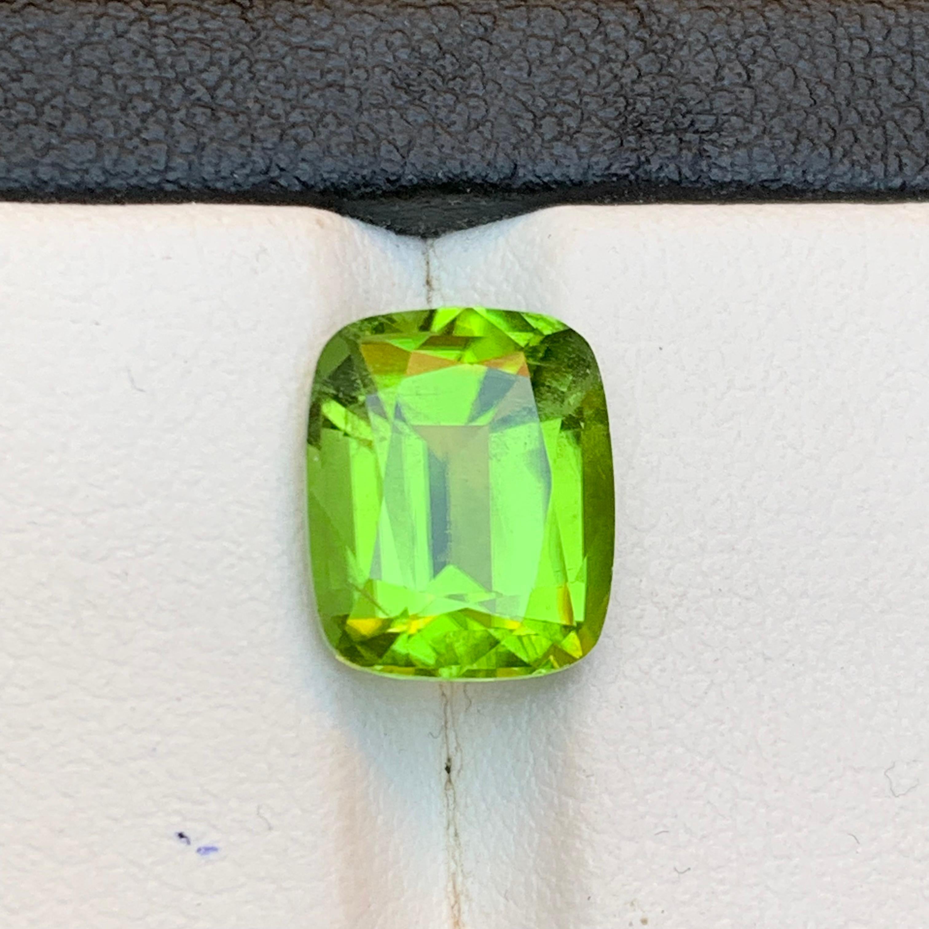 ¡¡¡Gema suelta de peridoto natural verde vivo para anillo, colgante de collar, pulsera o cualquier otro adorno de joyería procedente de la mina de Supat, Pakistán !!!

💎 TIPO DE GEMA: Peridoto 
⚖️ PESO: 5,02 Quilates
FORMA Y CORTE: Talla cojín
📏