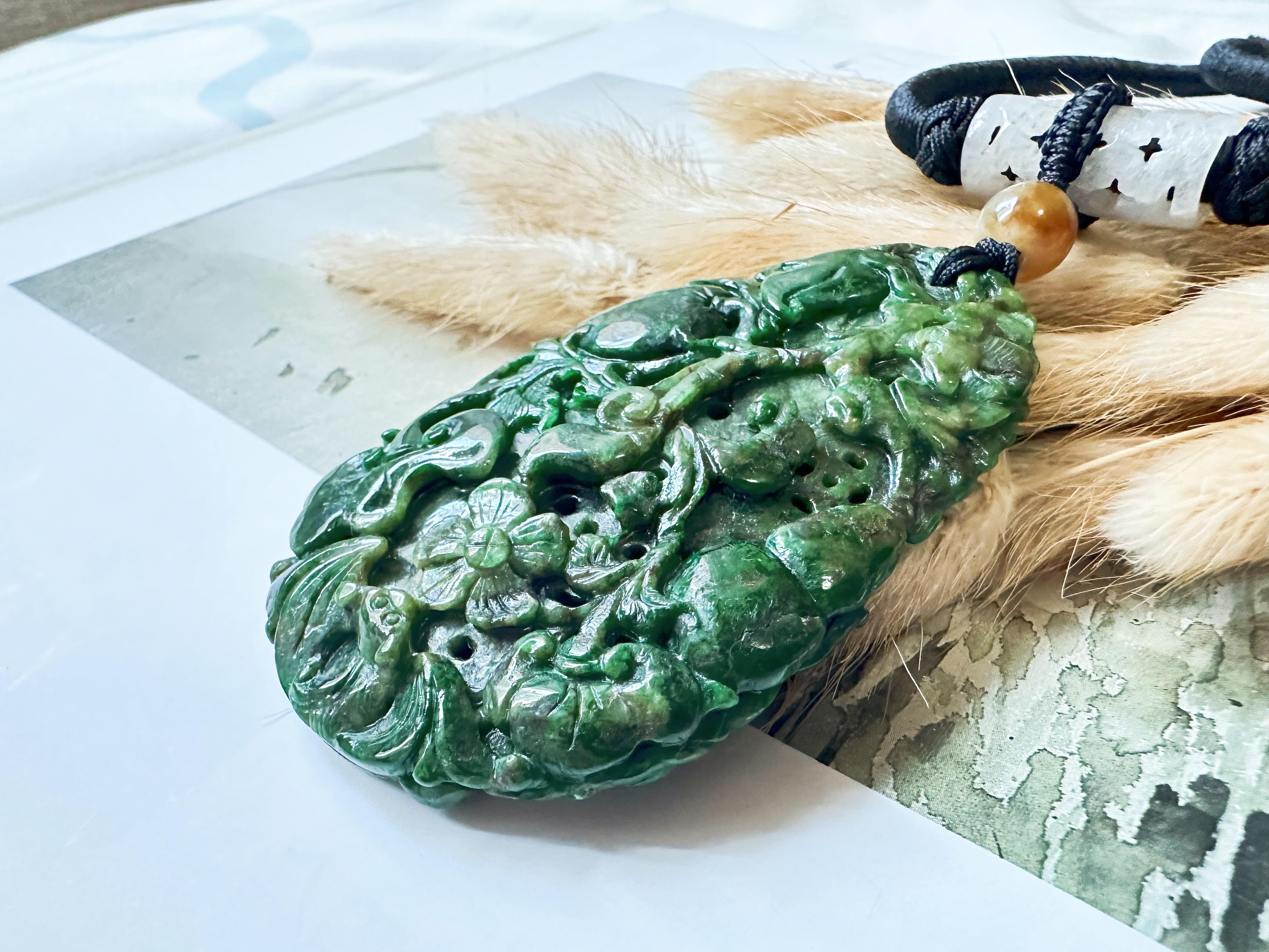 Collana con ciondolo in giada di giada Ruyi verde naturale e vivace in vendita 4