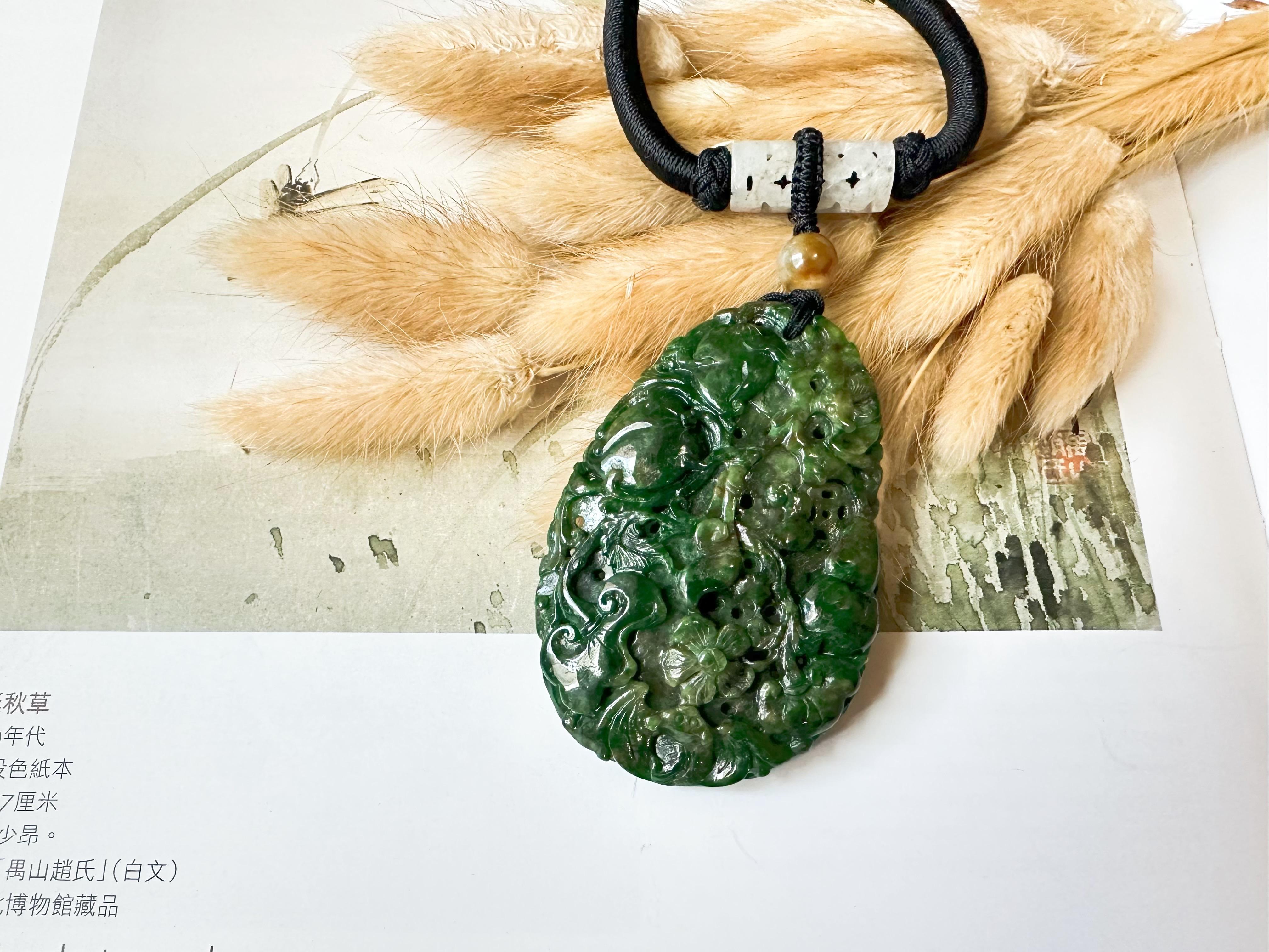 Collana con ciondolo in giada di giada Ruyi verde naturale e vivace in vendita 7