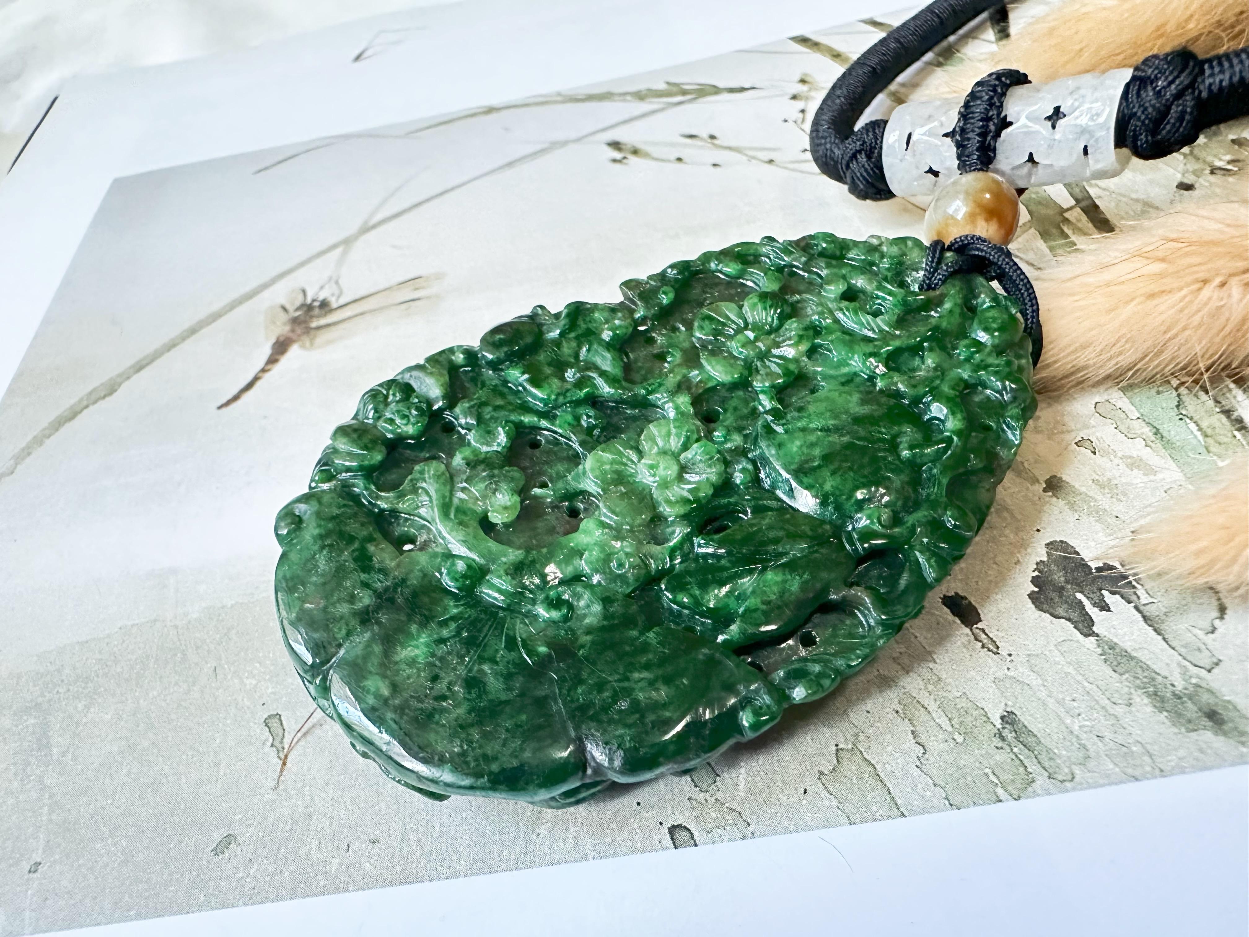 Artigiano Collana con ciondolo in giada di giada Ruyi verde naturale e vivace in vendita