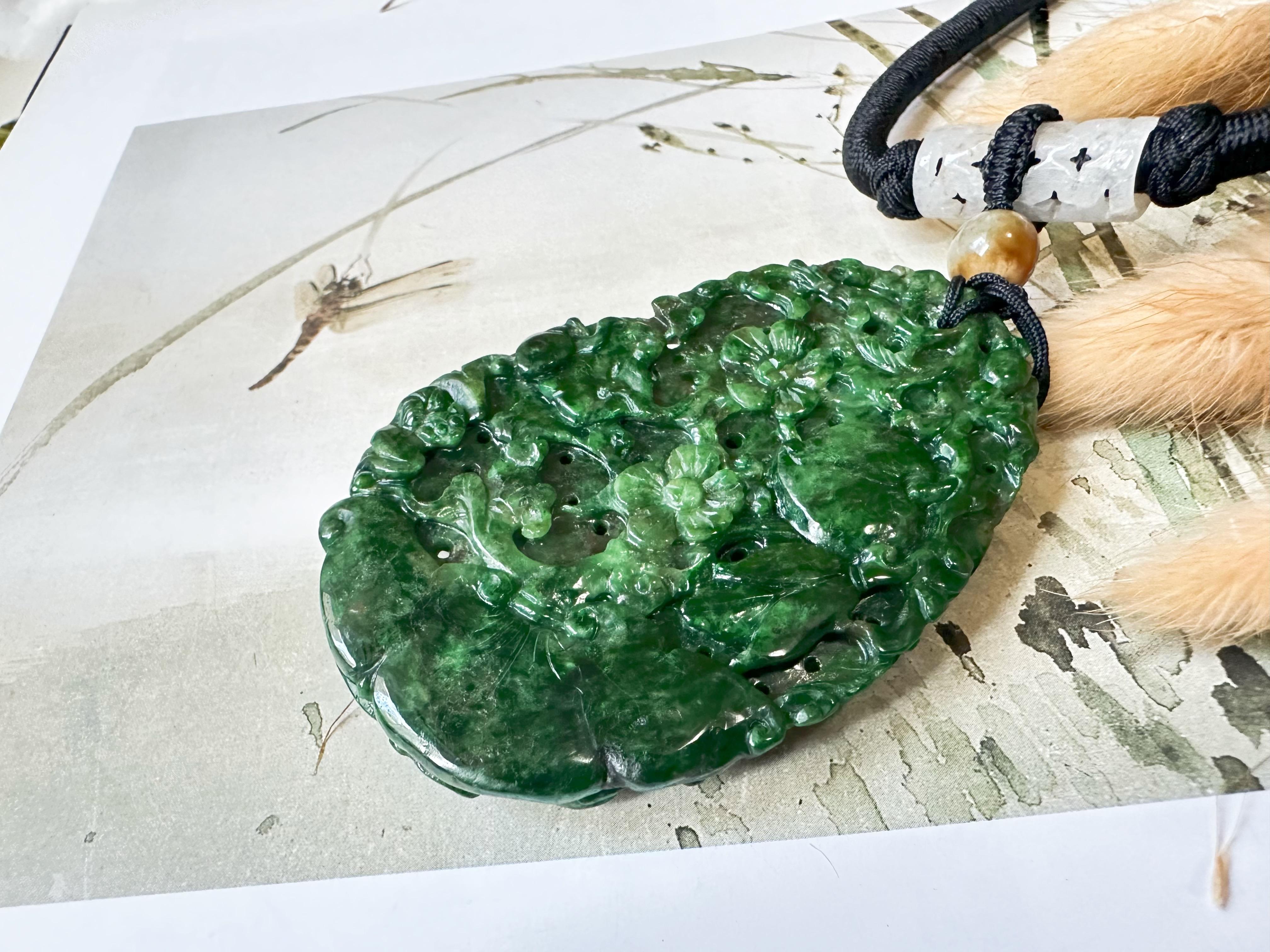 Taglio vecchia miniera Collana con ciondolo in giada di giada Ruyi verde naturale e vivace in vendita