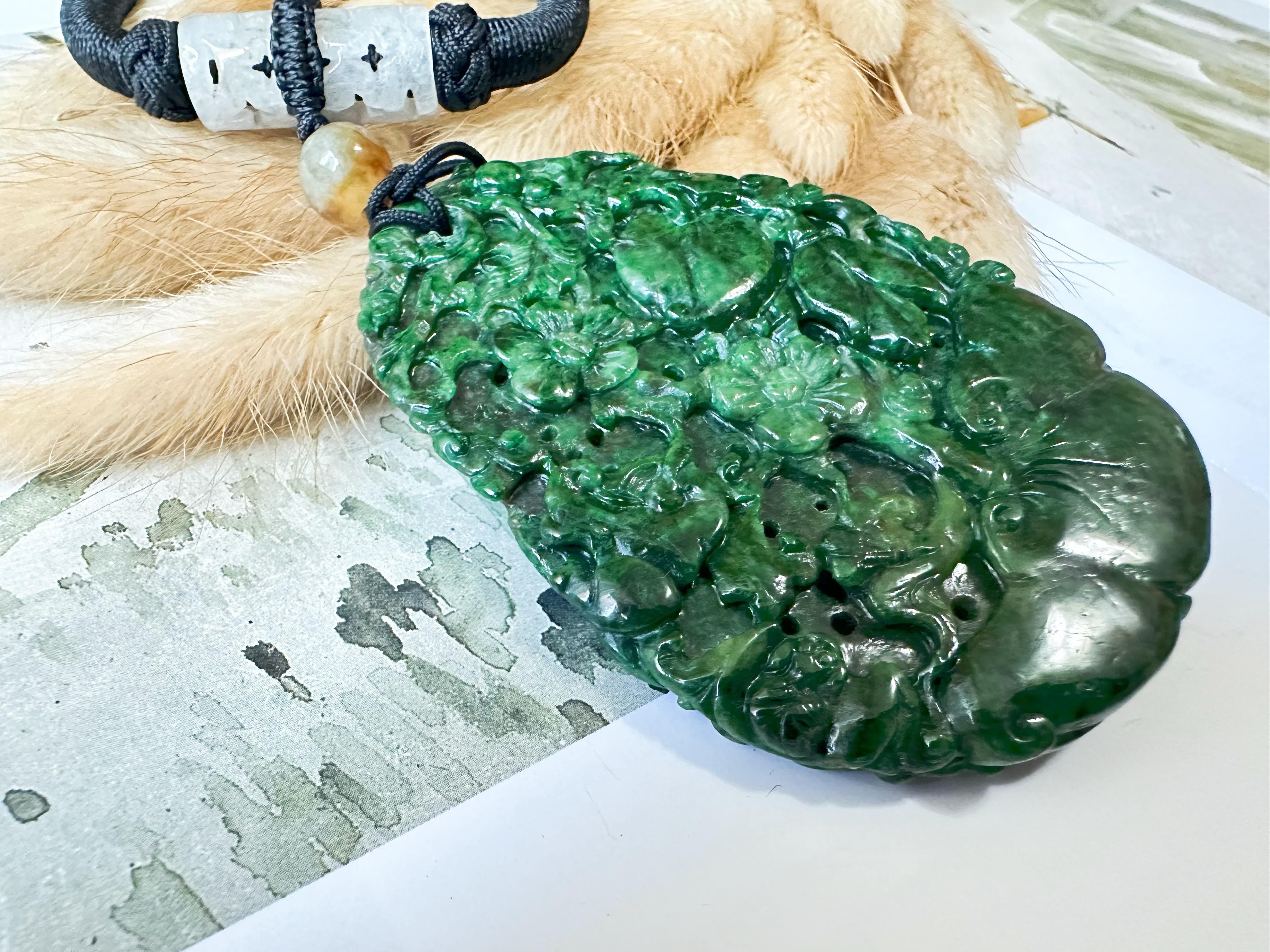 Collana con ciondolo in giada di giada Ruyi verde naturale e vivace in vendita 1