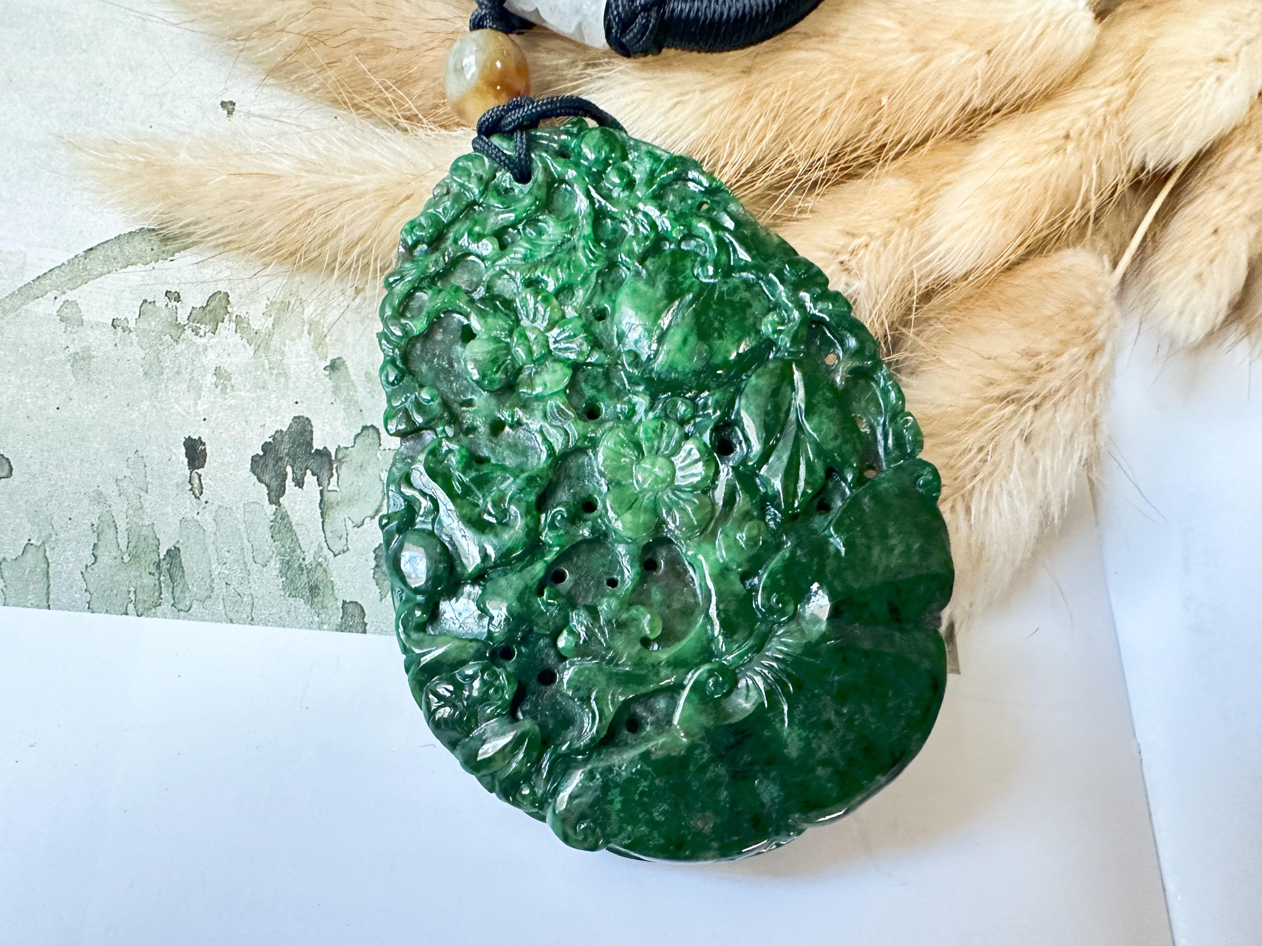 Collana con ciondolo in giada di giada Ruyi verde naturale e vivace in vendita 2