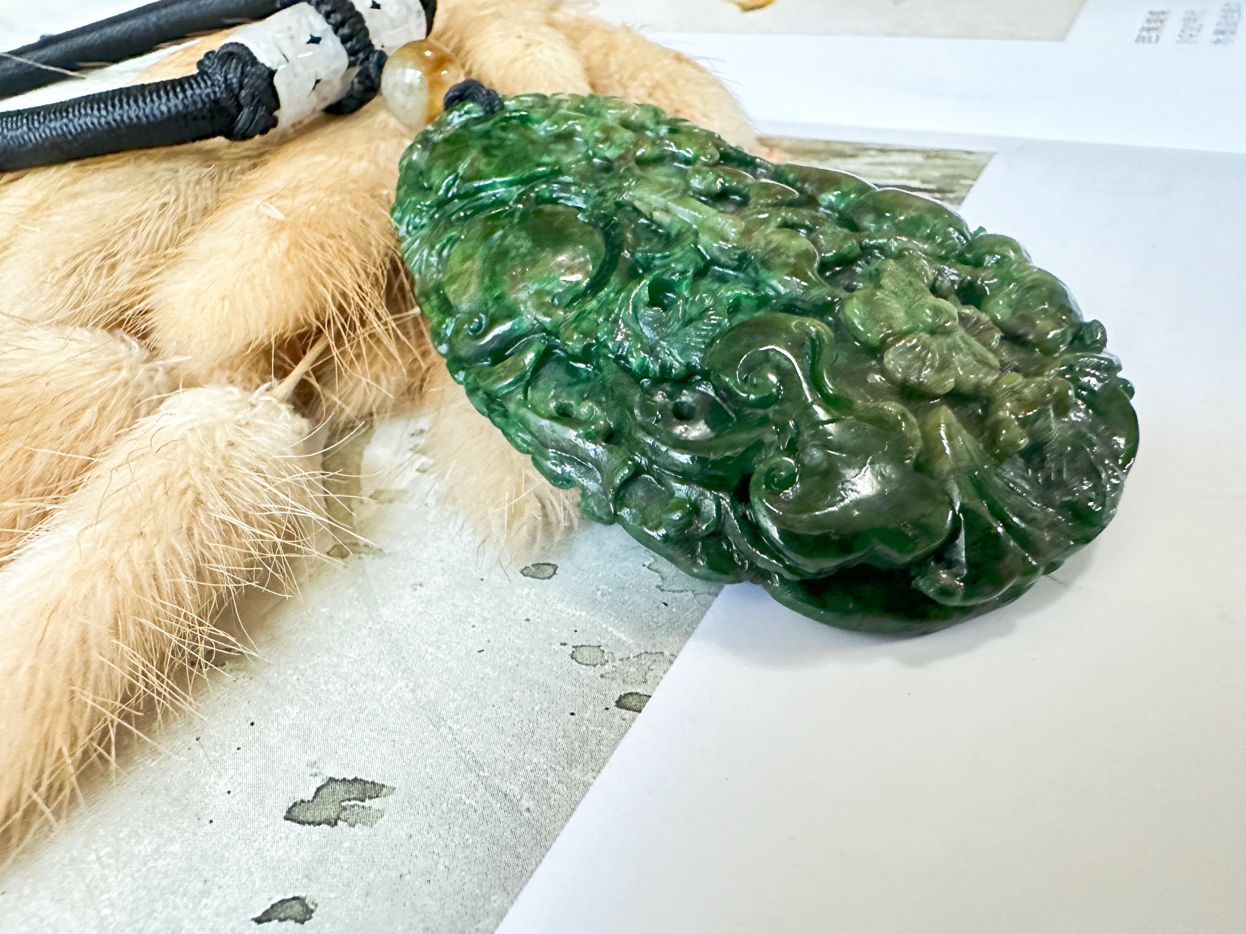 Collana con ciondolo in giada di giada Ruyi verde naturale e vivace in vendita 3