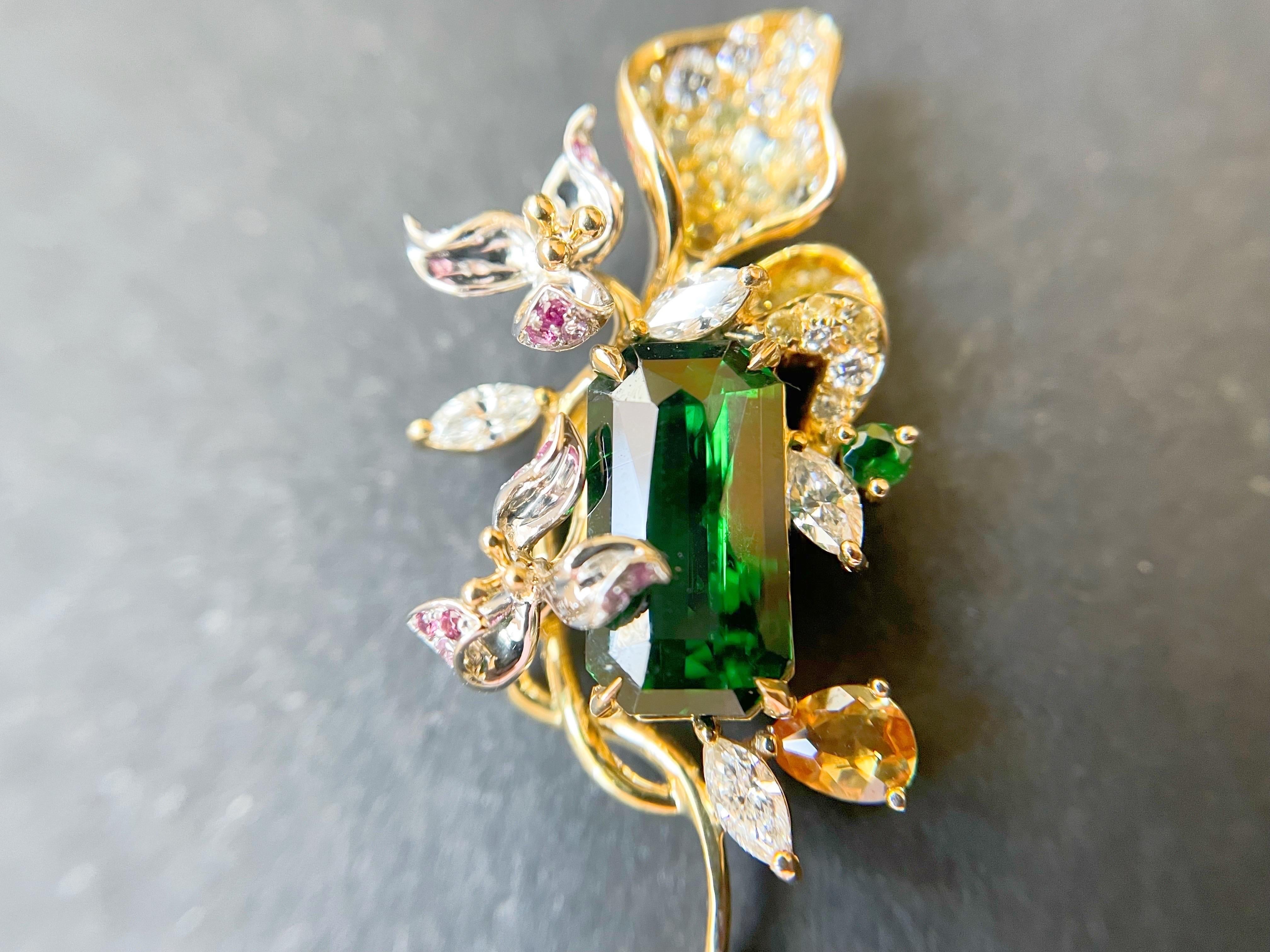 Colgante Floral de Tsavorita Verde Vivo Natural Certificada en Oro Amarillo de 14 K en venta 3