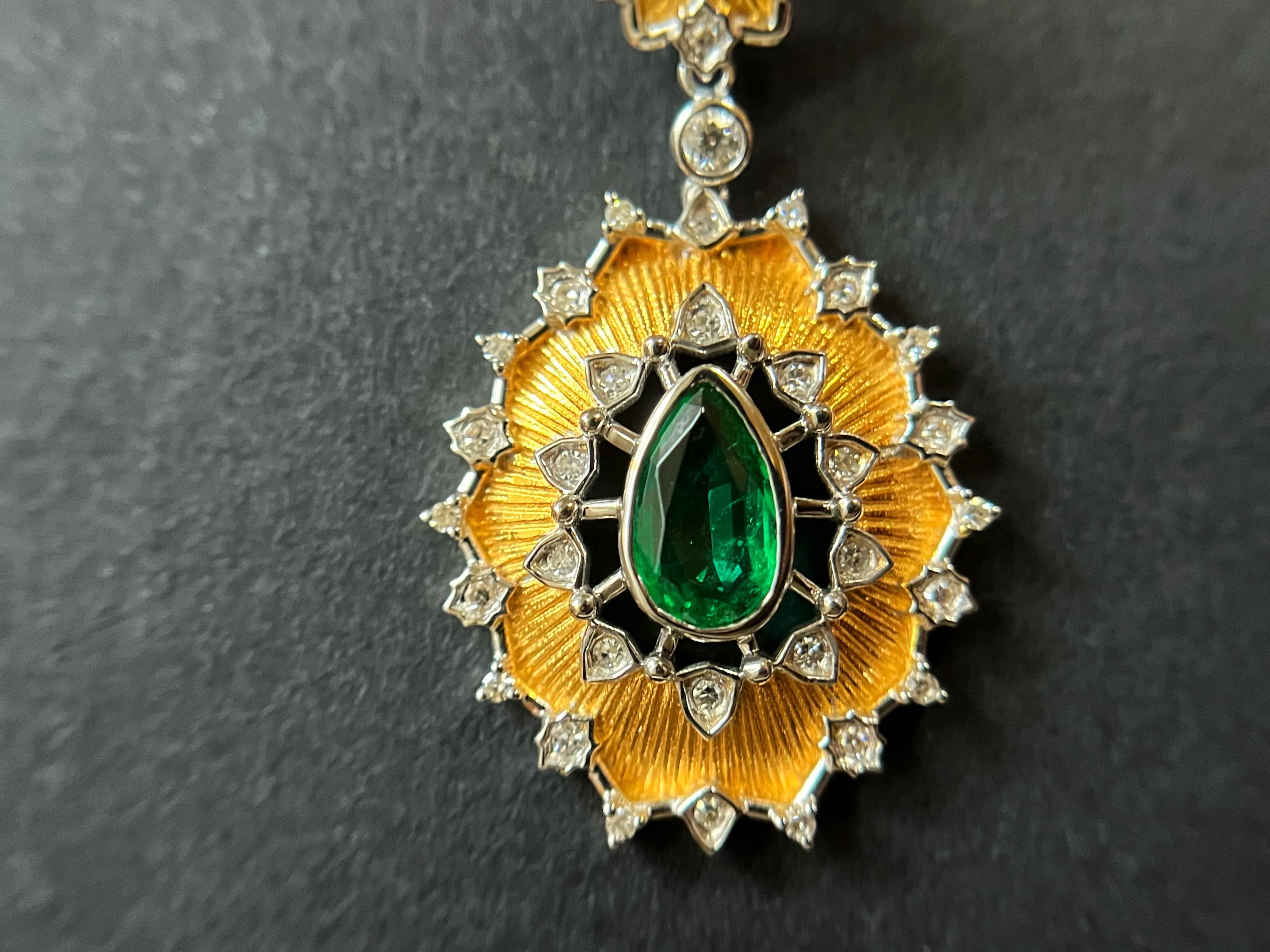 Natural Vivid Green Zambia Emerald Pendant in 18K Gold with Diamonds In New Condition For Sale In Kowloon, HK