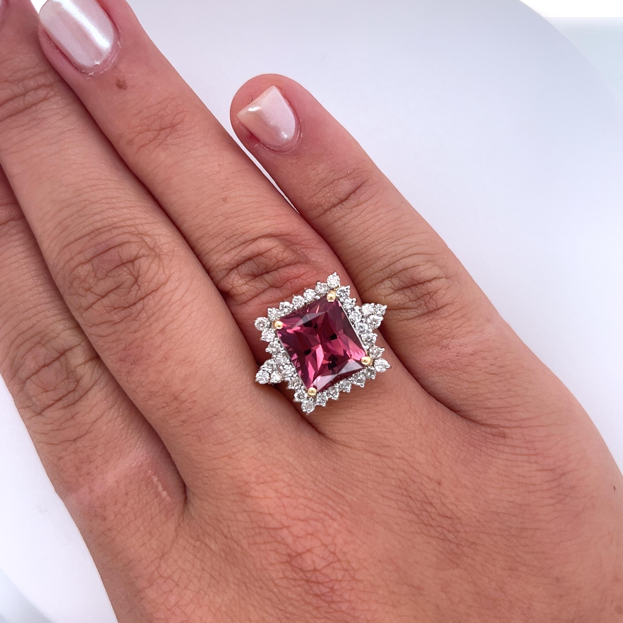 Anillo vintage de turmalina rosa de 7 quilates y diamante de 1 quilate. En el centro, una turmalina de corte radiante de color rosa vivo ricamente saturado de excelente color y claridad. Adornado con un halo de diamantes de talla redonda de claridad
