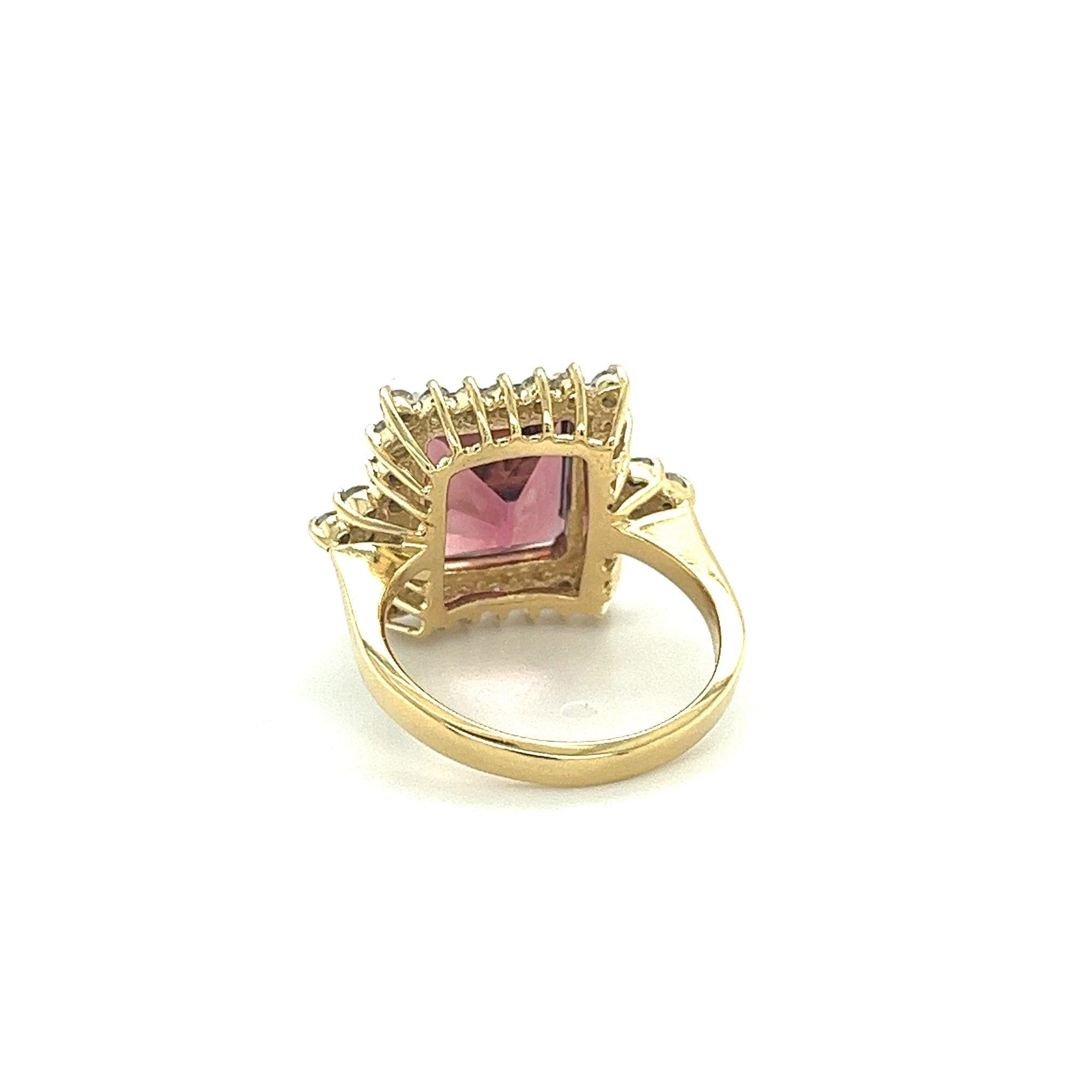 Anillo de turmalina natural rosa vivo de 7 quilates de corte radiante con diamantes en oro de 18 quilates en venta 1