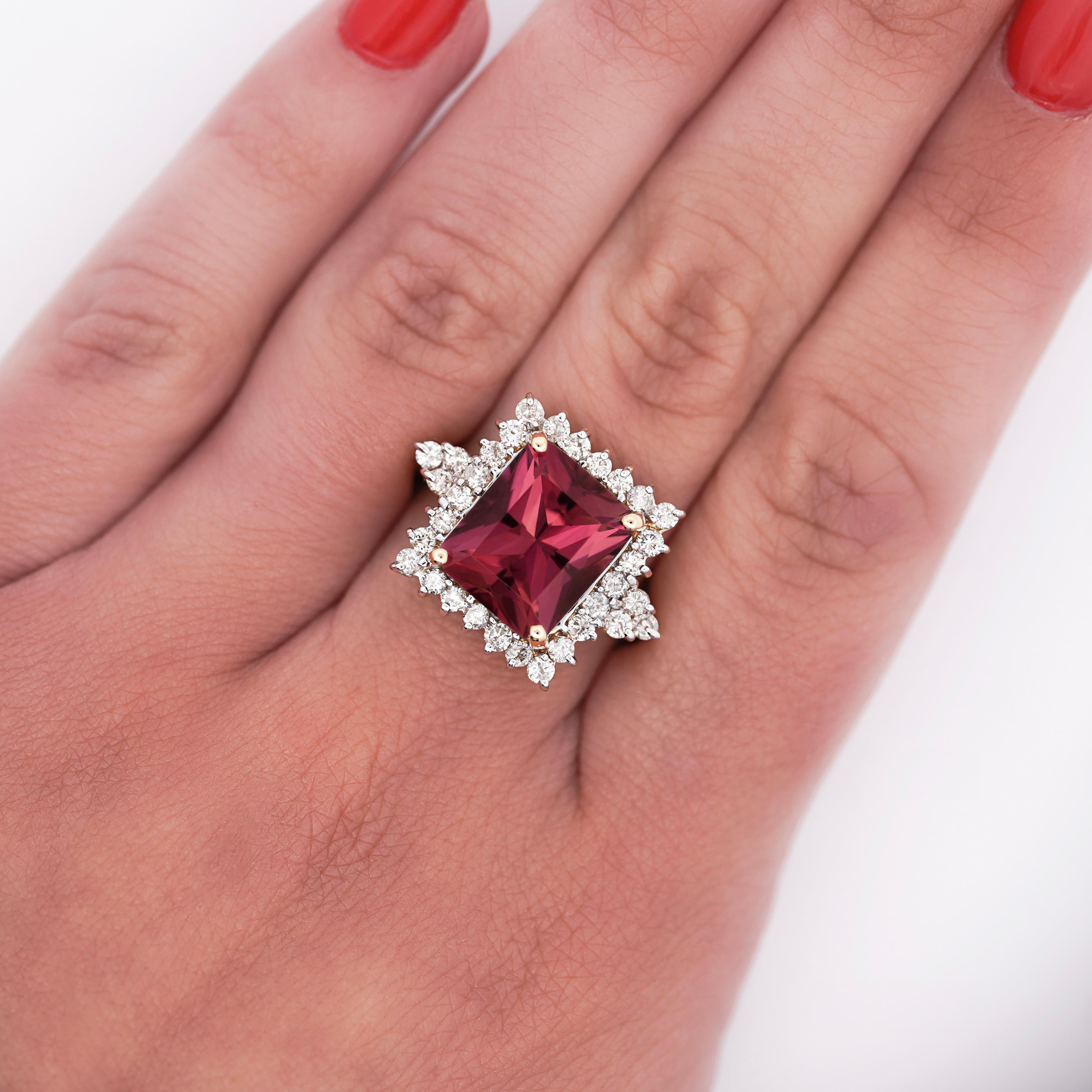 Anillo de turmalina natural rosa vivo de 7 quilates de corte radiante con diamantes en oro de 18 quilates en venta 2