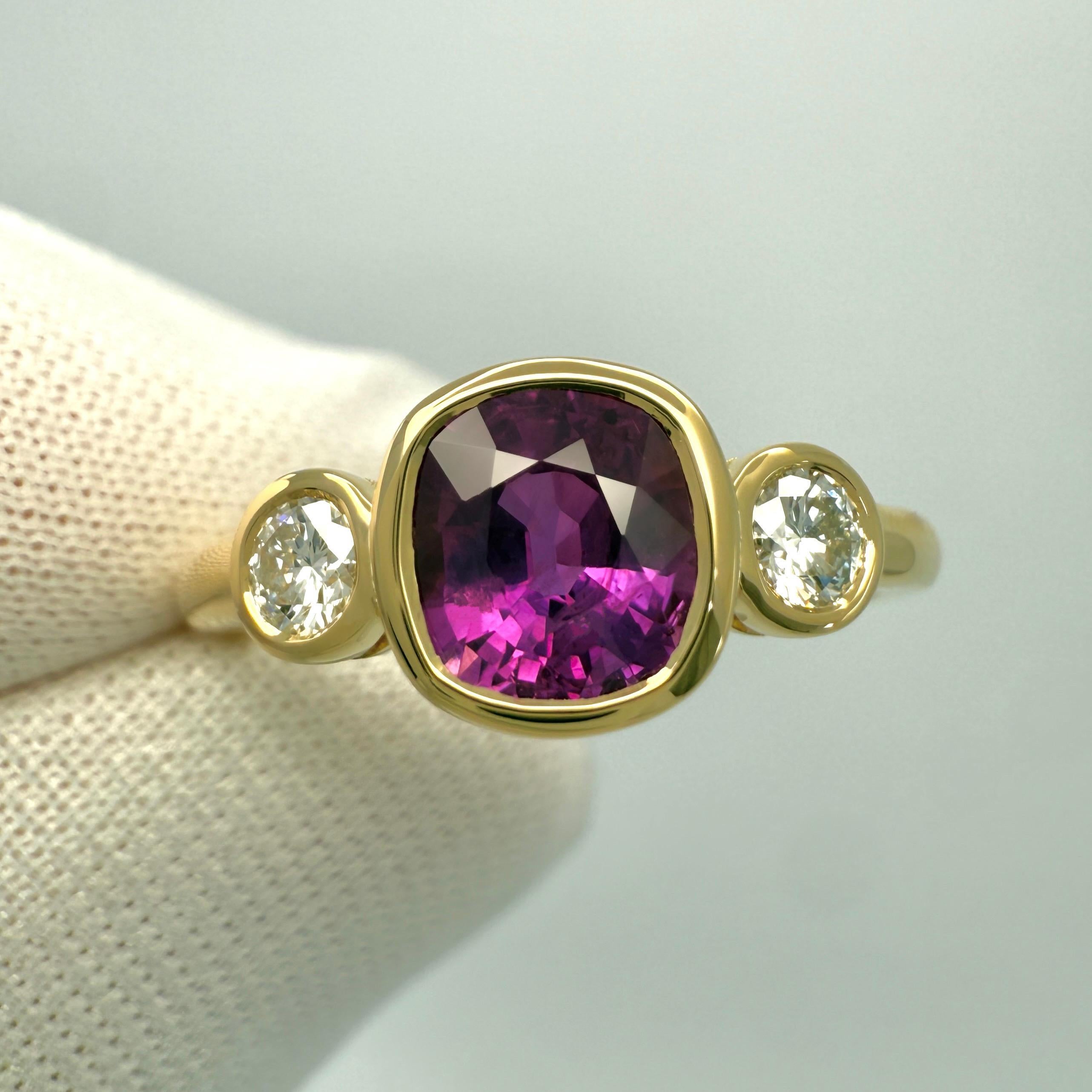 Bague à trois pierres en or jaune 18k avec saphir et diamant, de couleur Nature.

Saphir naturel de 1,12 carat de première qualité, d'une belle couleur rose pourpre vif. Cette pierre présente également une excellente taille en coussin et une bonne