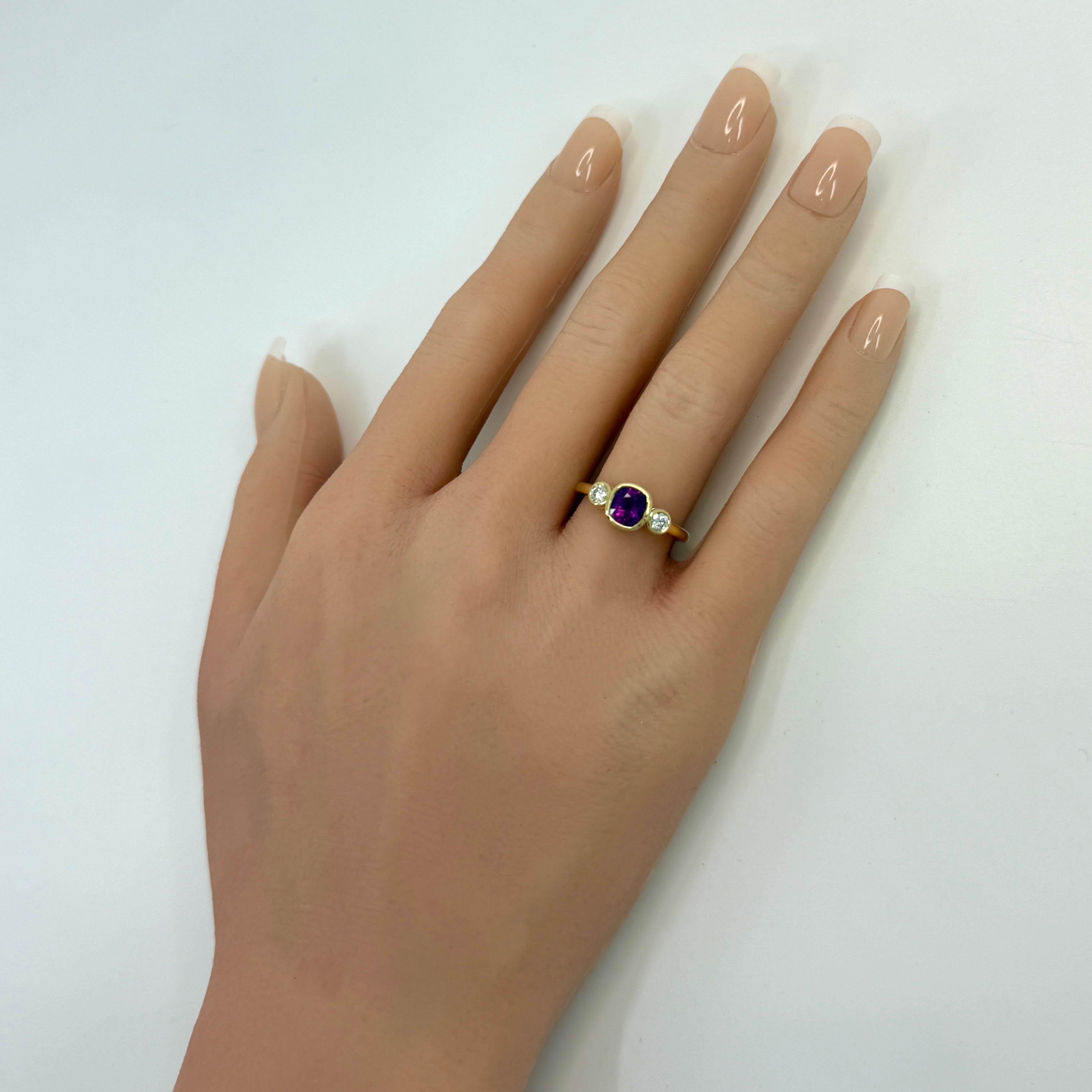 Taille coussin Nature Vivid Diamonds & Diamond 18k Yellow Gold Three Stone Ring (bague à trois pierres en or jaune 18k) en vente